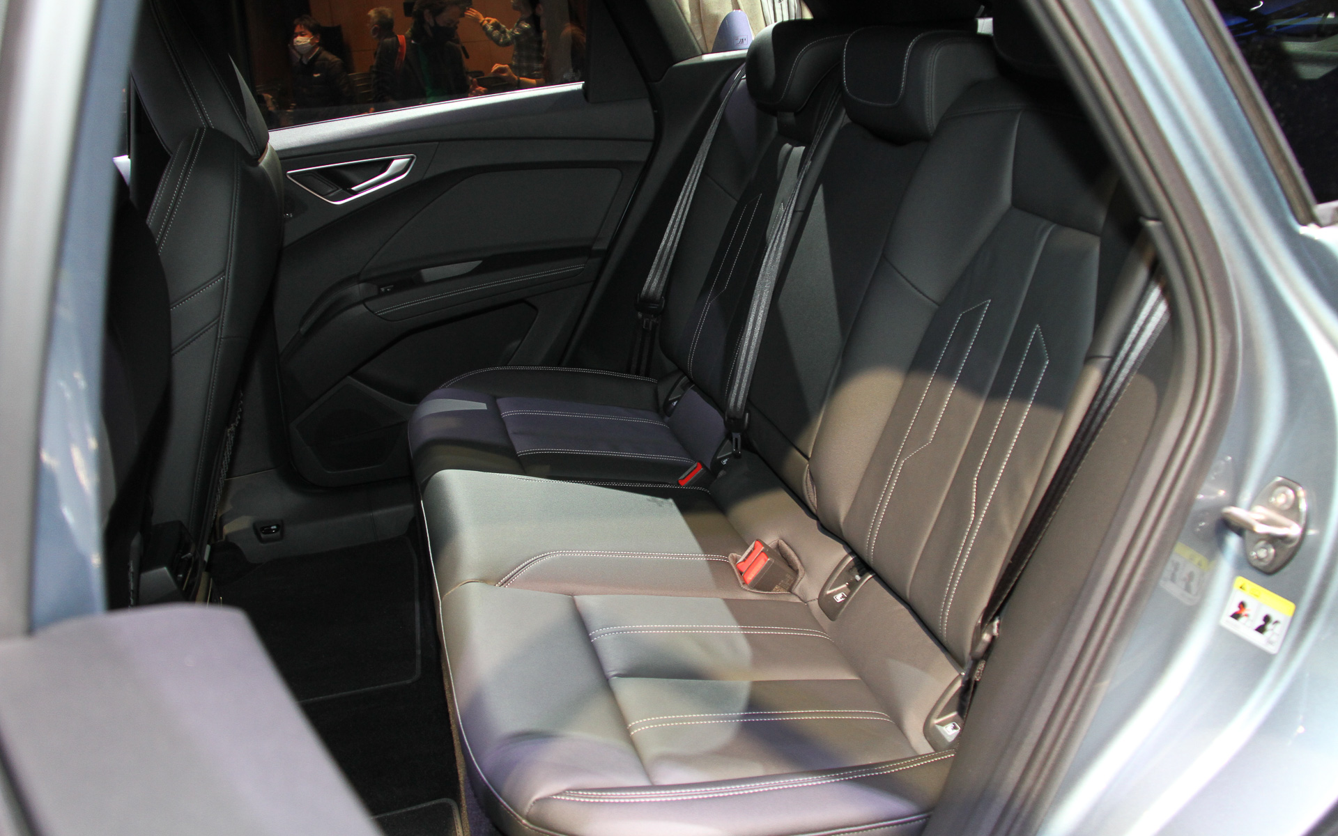 インテリアではセンタークラスターがドライバーに向けられたドライバーオリエンテッドなデザインを採用し、特徴的なセンターコンソールと専用デザインのシフターなどを装備する