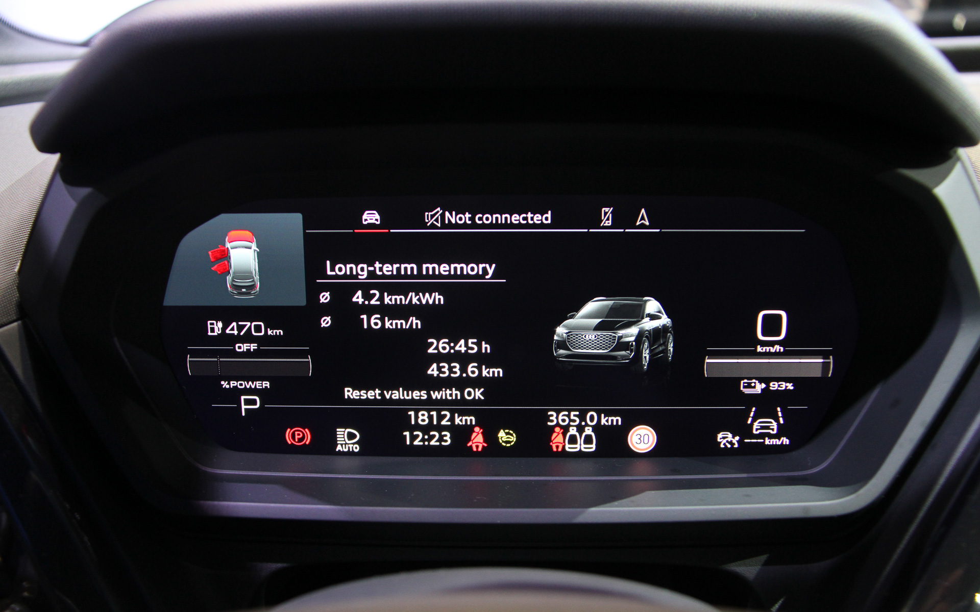 インテリアではセンタークラスターがドライバーに向けられたドライバーオリエンテッドなデザインを採用し、特徴的なセンターコンソールと専用デザインのシフターなどを装備する