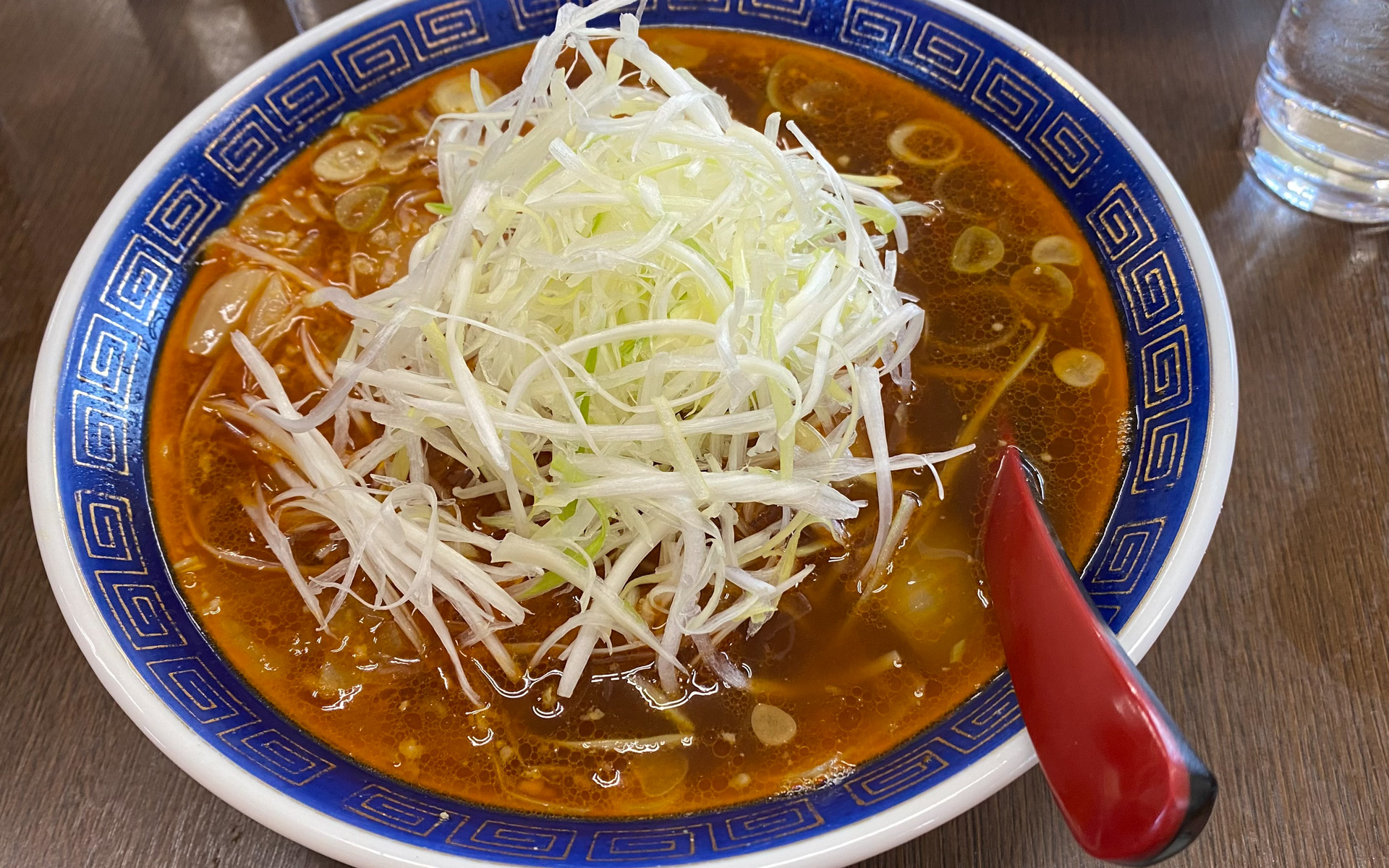 勝浦タンタンメン発祥のお店という「江ざわ」のおいしさに感動！　辛いのが苦手な人や子供向けに、普通のしょうゆラーメンや餃子などもあります。ずっとお店の前に並んでいなくても、駐車場で車内で待っていると呼び出してくれるので、ファミリーにもうれしいですね