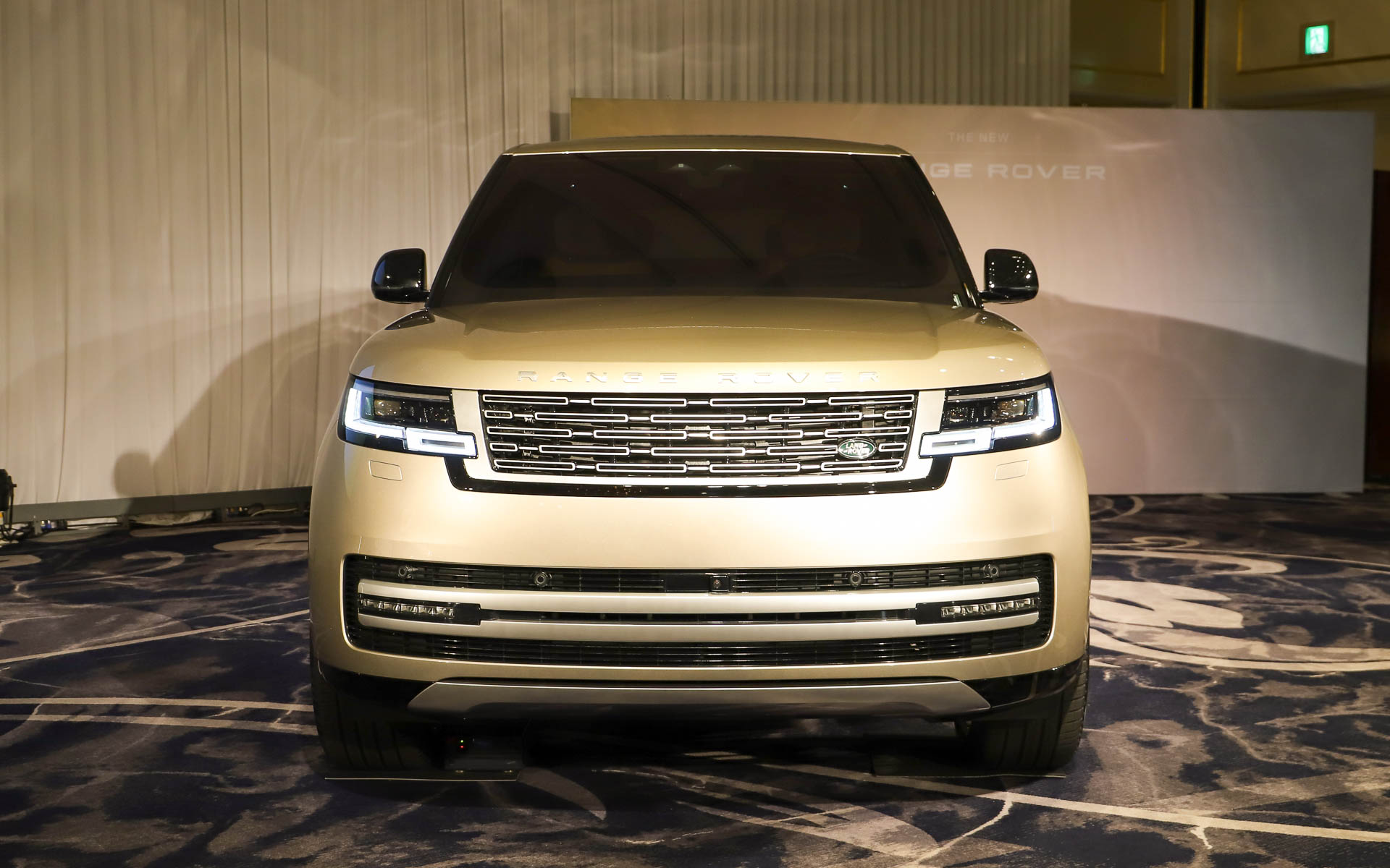 ボディサイズは5252mm×2047mm（ミラー折りたたみ時）/2209mm（ミラー展開時）×1870mm（全長×全幅×全高）、ホイールベースは3197mm。SWBは全長が5052mm、ホイールベースが2997mmとそれぞれ200mm短くなる。そのほかのサイズはRWBと共通。足下には新デザインの23インチアロイホイールを装着する