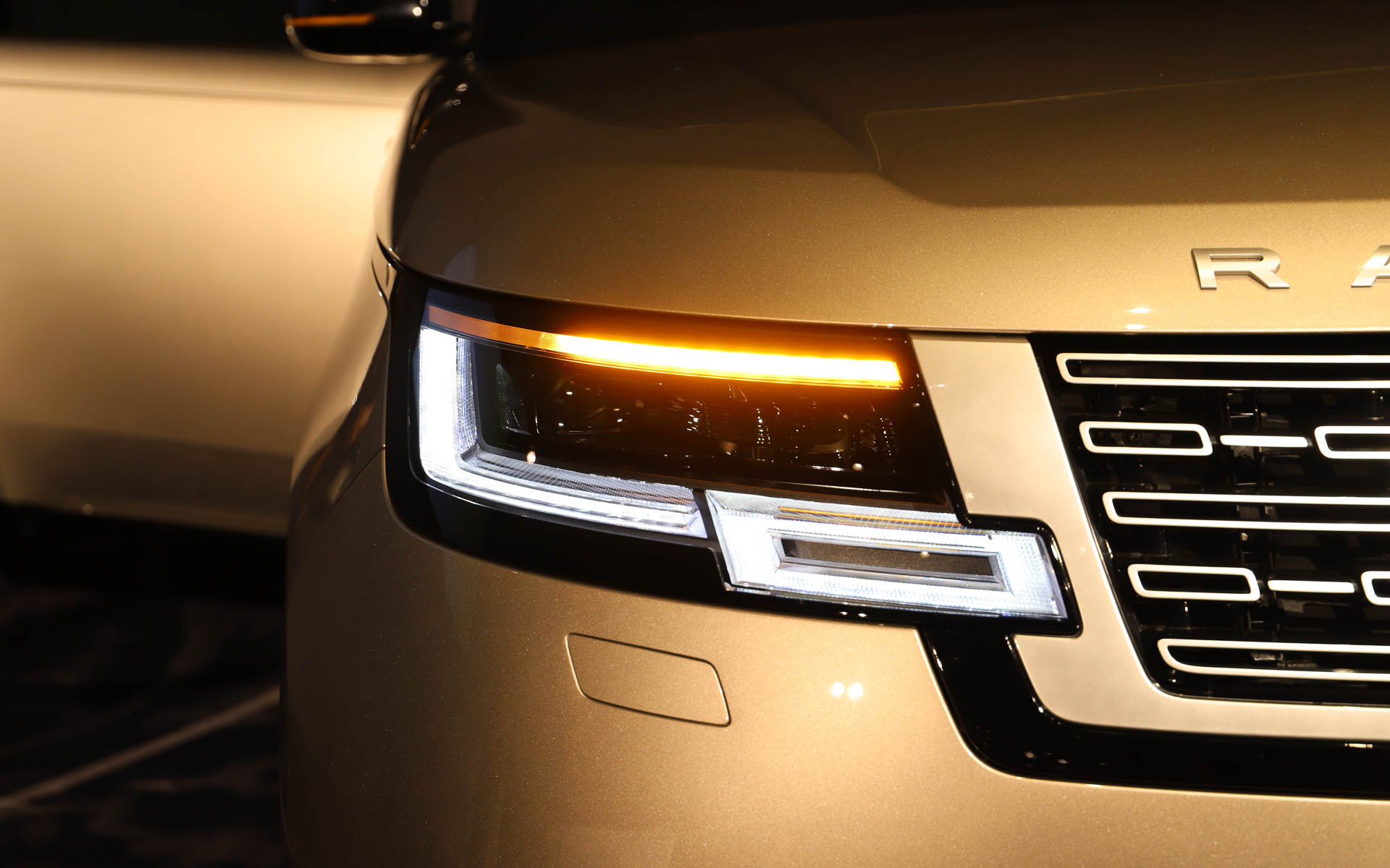 120万個のmicroミラーで構成されるマイクロプロセッサーを内蔵して0.1度単位まで制御する高解像度アダプティブドライビングビームを備えたイメージプロジェクション機能付きデジタルLEDヘッドライトなど、先進技術も搭載する