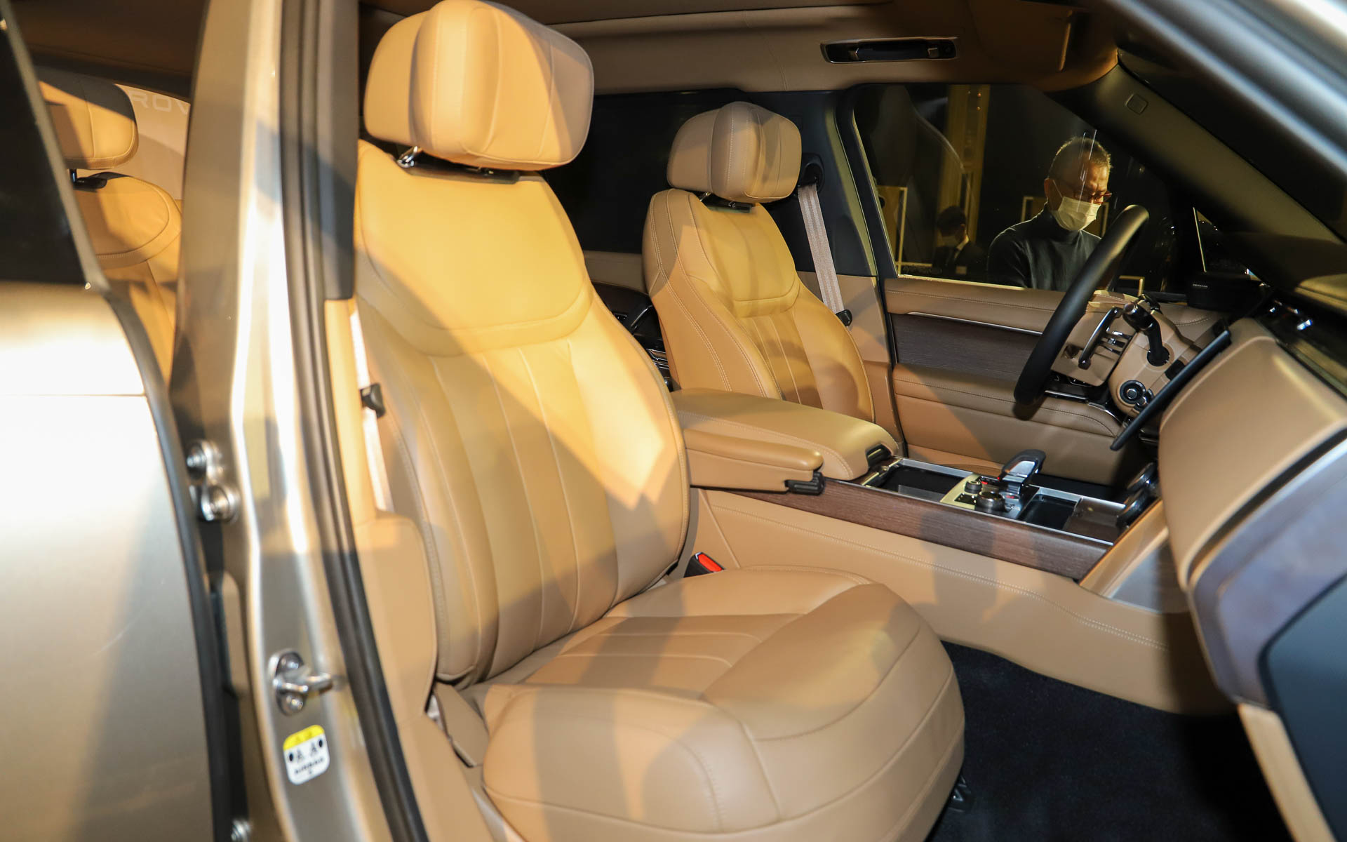 新型レンジローバーの内装。インパネ中央にはハプティックフィードバック機能付きの新開発13,1インチのフローティング式フルHDタッチスクリーンを装備したインフォテインメント・システム「Pivi Pro」を備える