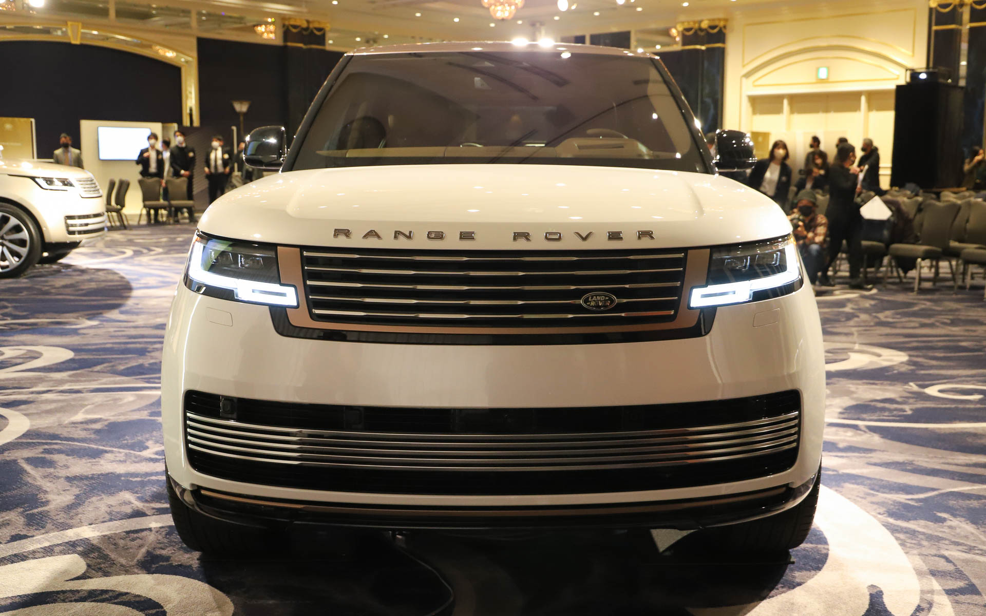 新型レンジローバー SV セレニティ