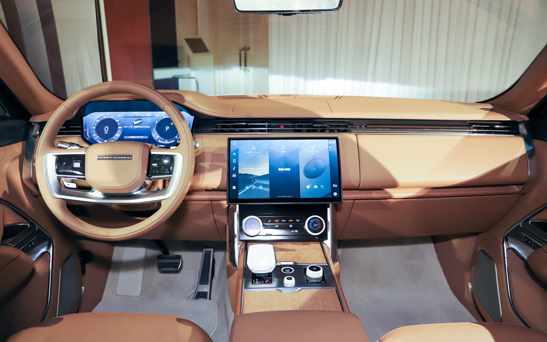 SV セレニティの内装。フロントとリアでシート色が異なり、シフトノブなどにはセラミックが用いられる。LWBの4人乗り仕様となるSVシグネチャースイートは独立のオットマン付きリアシートとなり、専用クーラーボックスやグラスなども装備され、ファーストクラスのような移動空間を提供する