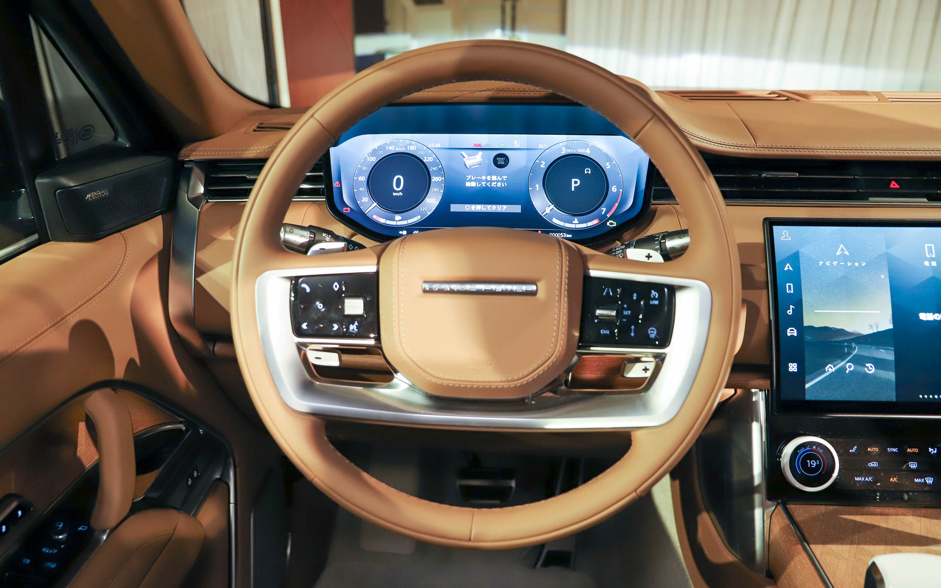 SV セレニティの内装。フロントとリアでシート色が異なり、シフトノブなどにはセラミックが用いられる。LWBの4人乗り仕様となるSVシグネチャースイートは独立のオットマン付きリアシートとなり、専用クーラーボックスやグラスなども装備され、ファーストクラスのような移動空間を提供する