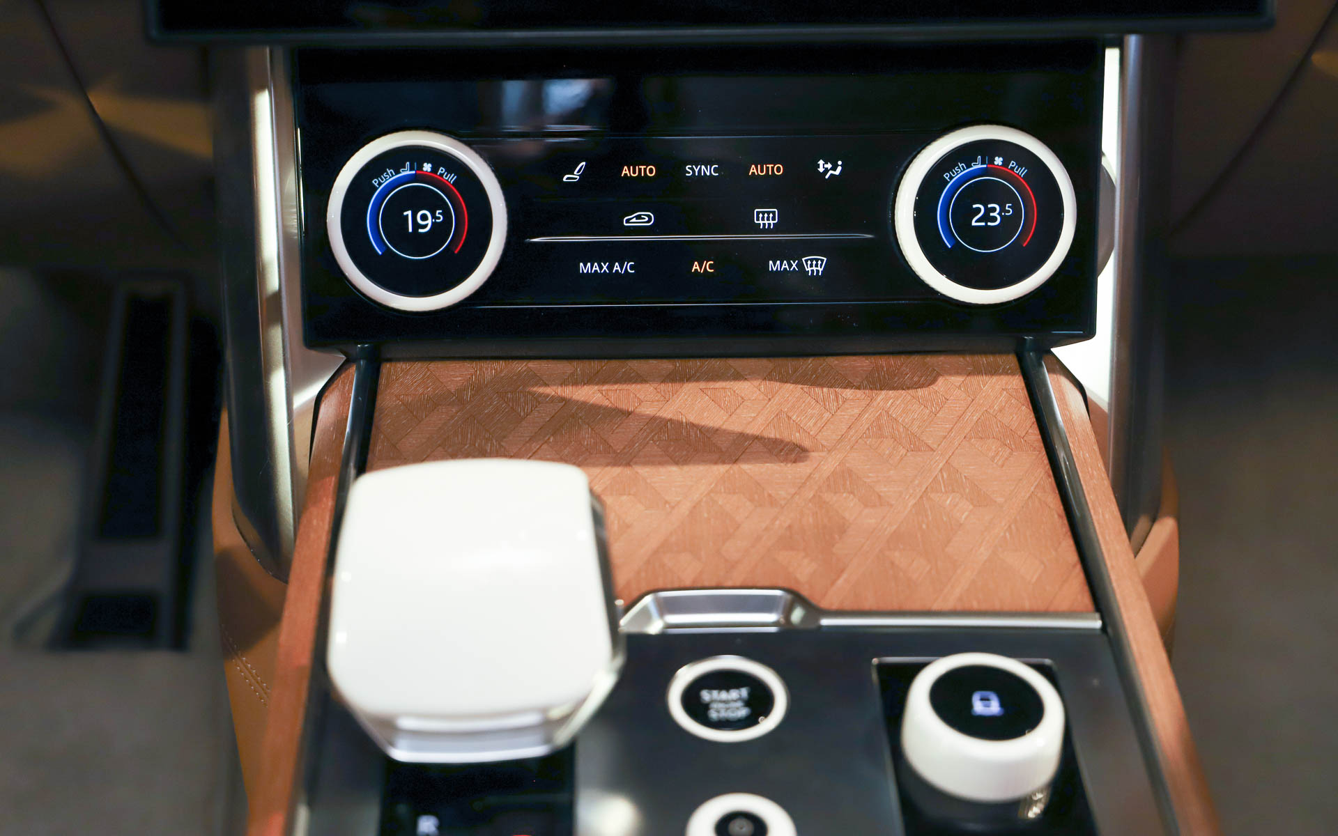 SV セレニティの内装。フロントとリアでシート色が異なり、シフトノブなどにはセラミックが用いられる。LWBの4人乗り仕様となるSVシグネチャースイートは独立のオットマン付きリアシートとなり、専用クーラーボックスやグラスなども装備され、ファーストクラスのような移動空間を提供する