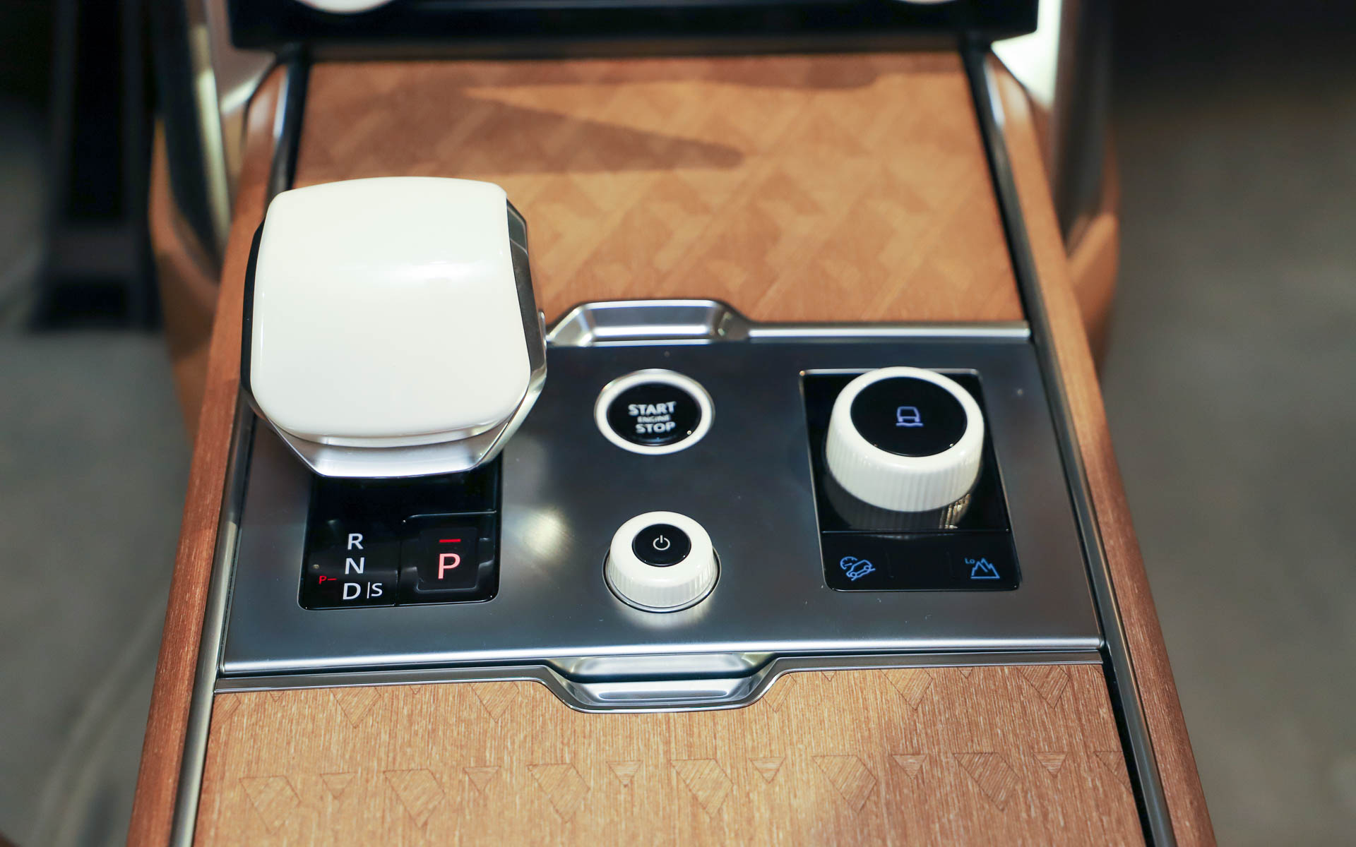 SV セレニティの内装。フロントとリアでシート色が異なり、シフトノブなどにはセラミックが用いられる。LWBの4人乗り仕様となるSVシグネチャースイートは独立のオットマン付きリアシートとなり、専用クーラーボックスやグラスなども装備され、ファーストクラスのような移動空間を提供する