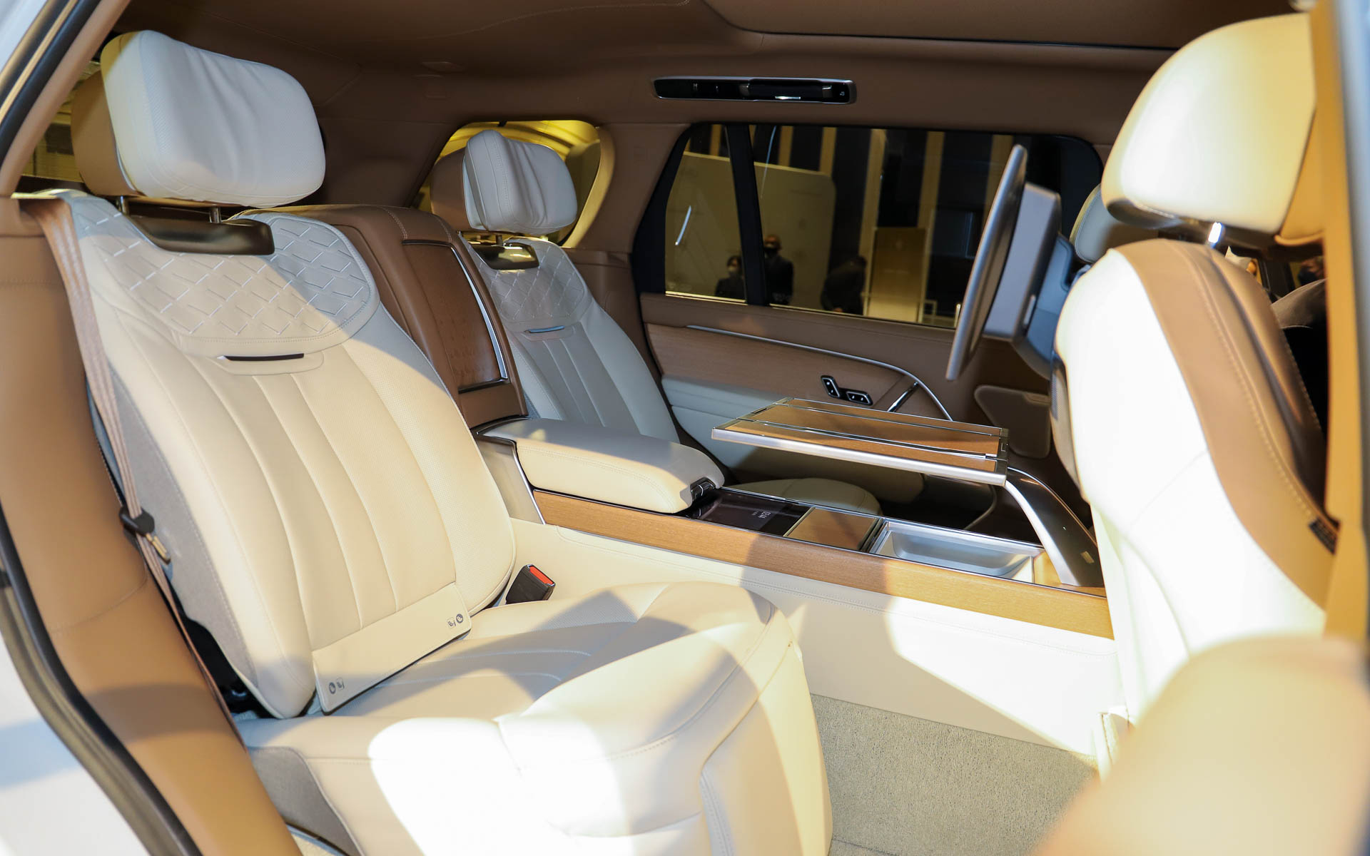 SV セレニティの内装。フロントとリアでシート色が異なり、シフトノブなどにはセラミックが用いられる。LWBの4人乗り仕様となるSVシグネチャースイートは独立のオットマン付きリアシートとなり、専用クーラーボックスやグラスなども装備され、ファーストクラスのような移動空間を提供する