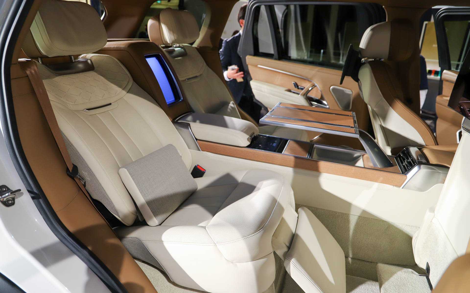 SV セレニティの内装。フロントとリアでシート色が異なり、シフトノブなどにはセラミックが用いられる。LWBの4人乗り仕様となるSVシグネチャースイートは独立のオットマン付きリアシートとなり、専用クーラーボックスやグラスなども装備され、ファーストクラスのような移動空間を提供する