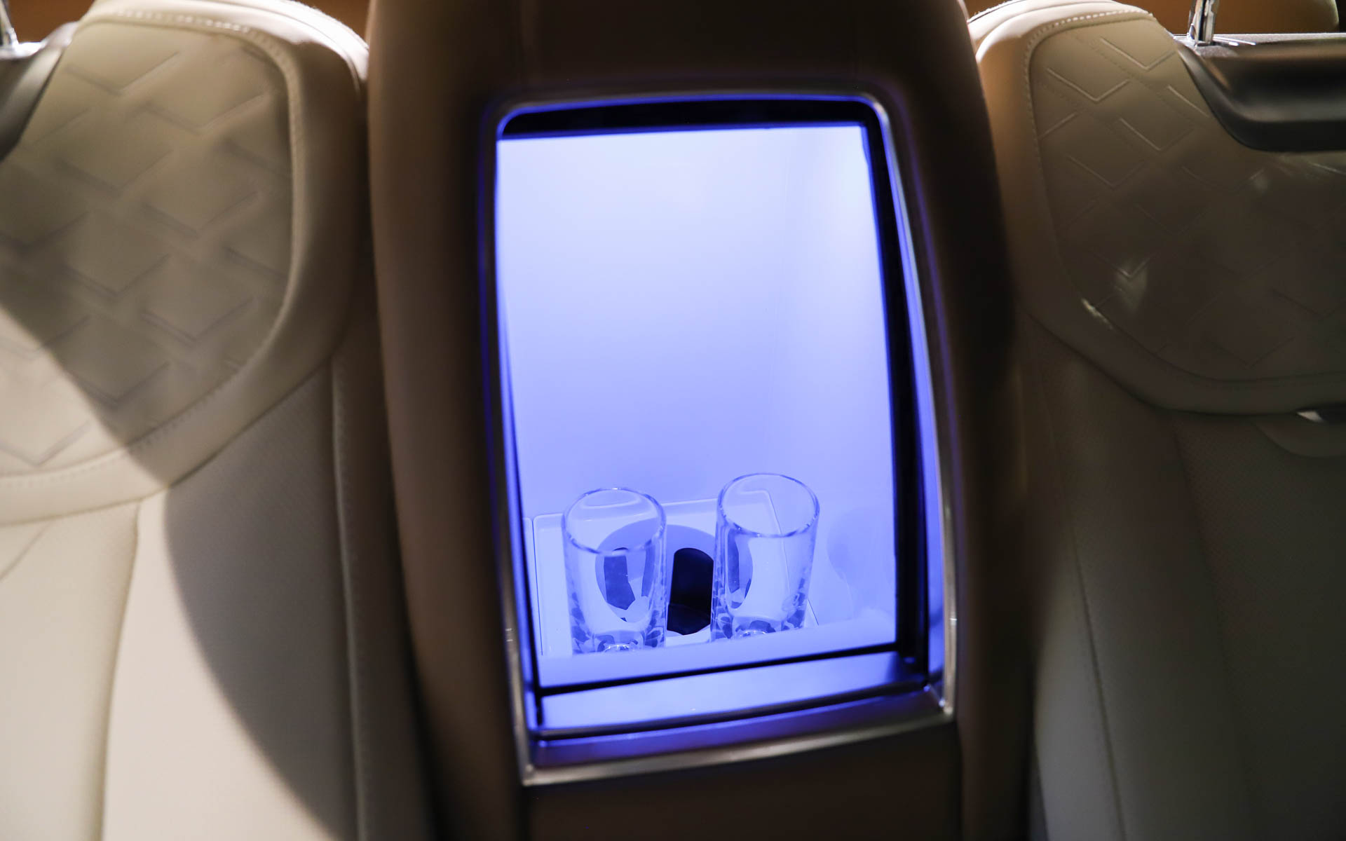 SV セレニティの内装。フロントとリアでシート色が異なり、シフトノブなどにはセラミックが用いられる。LWBの4人乗り仕様となるSVシグネチャースイートは独立のオットマン付きリアシートとなり、専用クーラーボックスやグラスなども装備され、ファーストクラスのような移動空間を提供する