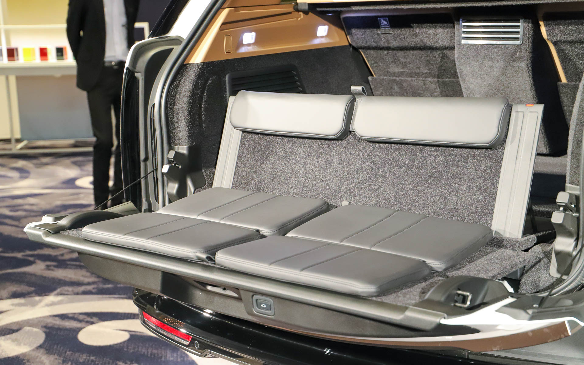 テールゲートを開くとベンチになる「テールゲートイベントスイート」は“ポロ”の観戦やピクニックなどで活躍。専用のスピーカーと照明を備えているので、パーティー気分も盛り上がる