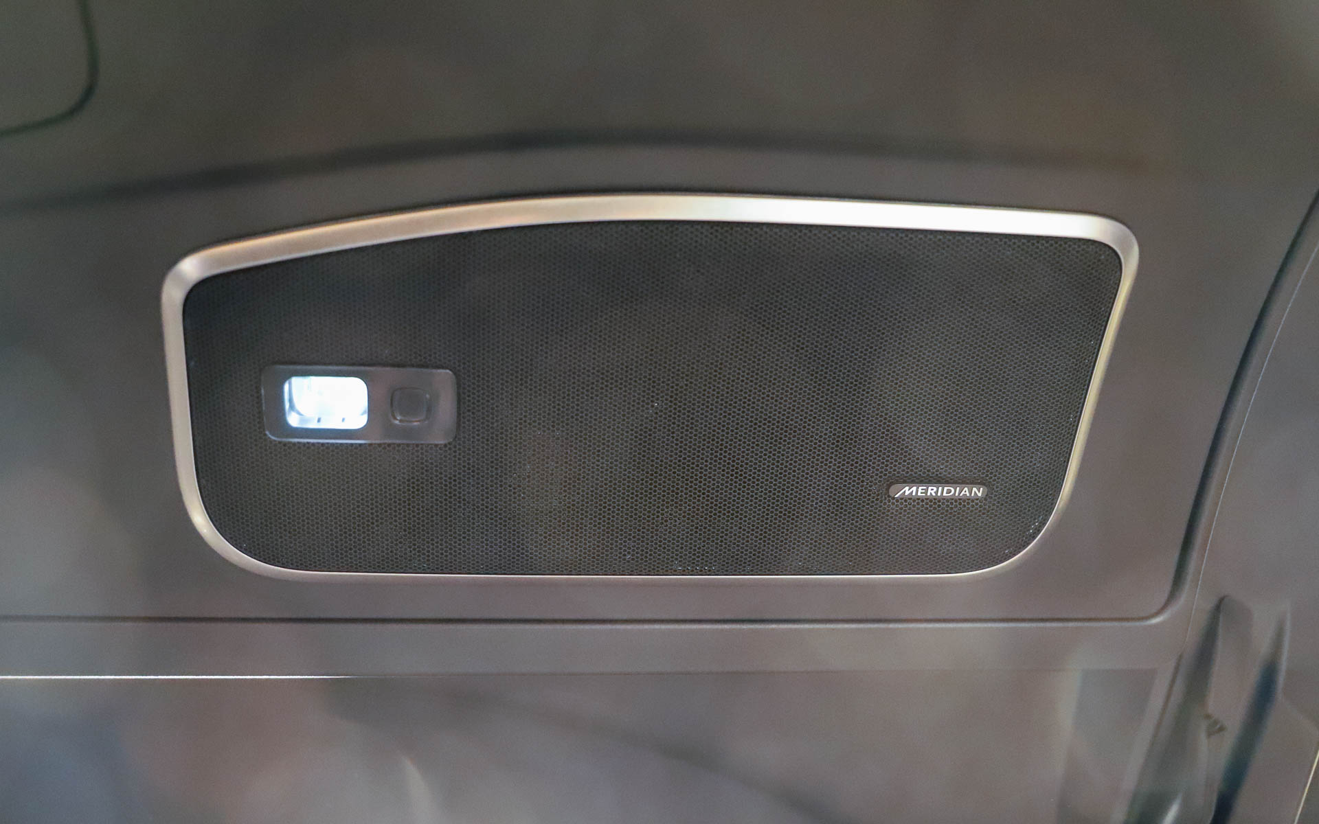 テールゲートを開くとベンチになる「テールゲートイベントスイート」は“ポロ”の観戦やピクニックなどで活躍。専用のスピーカーと照明を備えているので、パーティー気分も盛り上がる