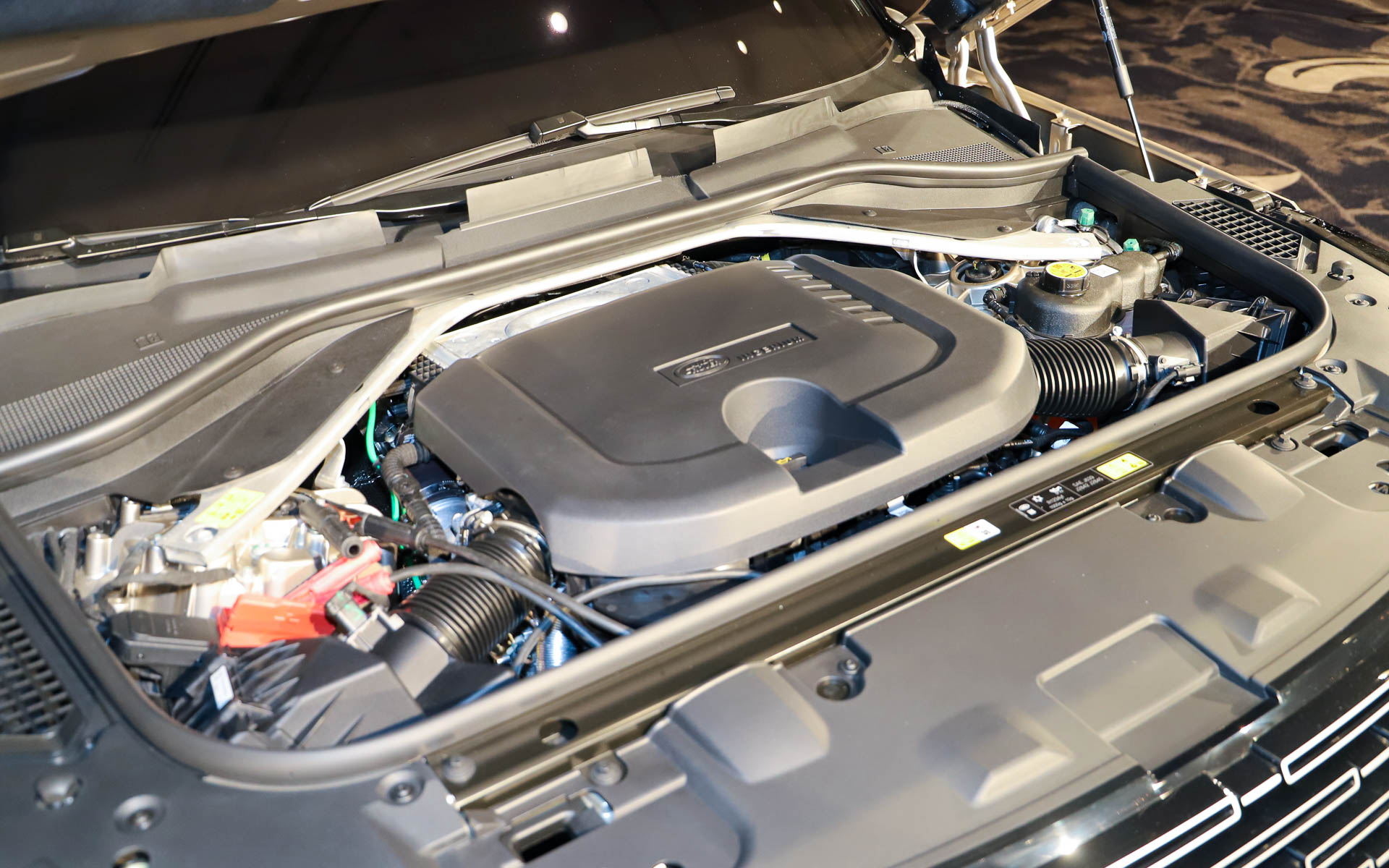 パワートレーンはMHEVを搭載する直列6気筒 3.0リッターINGENIUMディーゼルエンジン（左）、V型8気筒 4.4リッターツインスクロールターボチャージド・ガソリンエンジン（右）のほか、直列6気筒 3.0リッターINGENIUMガソリンエンジンと105kWの電動モーターを組み合わせた2種類の出力のPHEVモデルをラインアップする