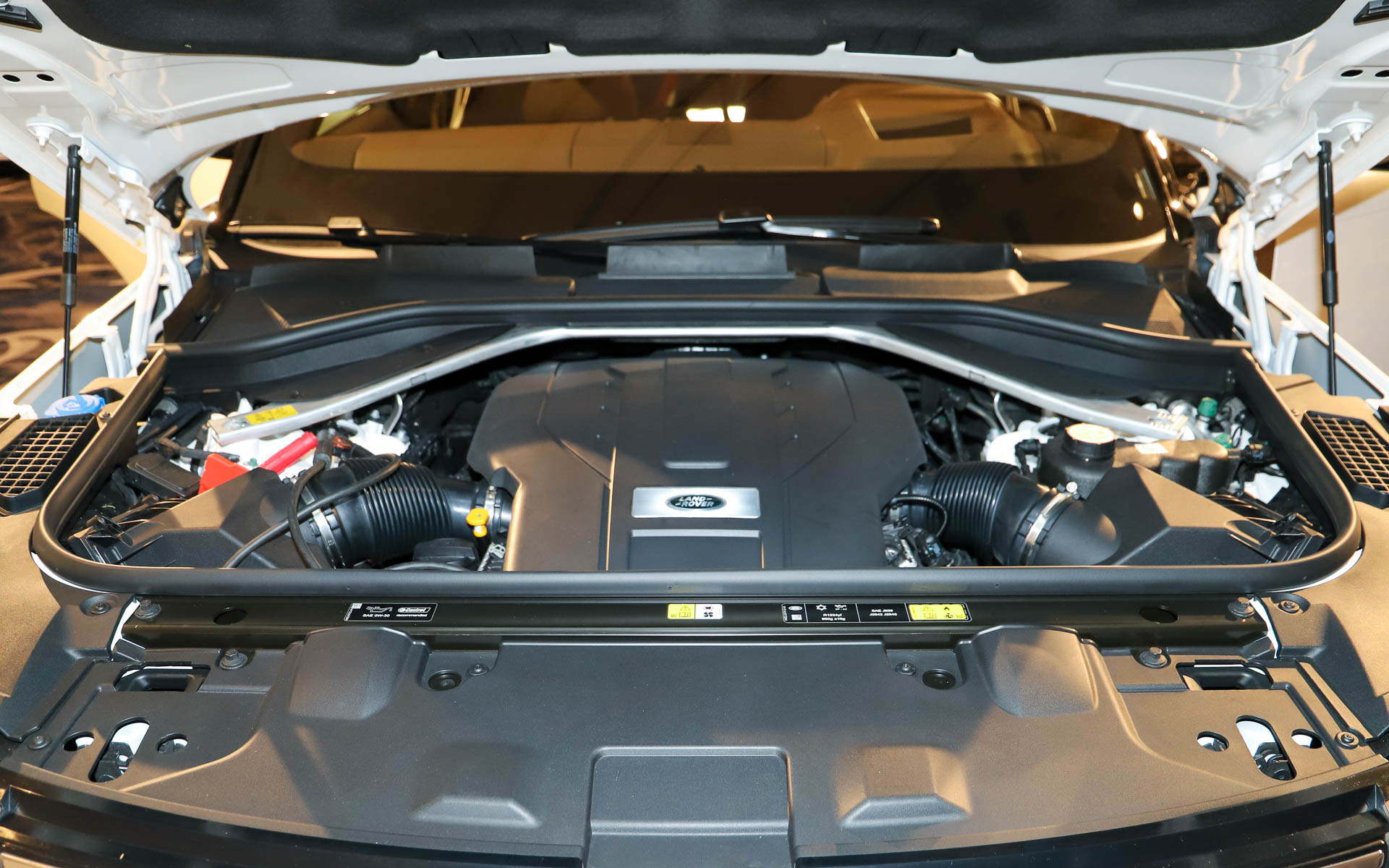 パワートレーンはMHEVを搭載する直列6気筒 3.0リッターINGENIUMディーゼルエンジン（左）、V型8気筒 4.4リッターツインスクロールターボチャージド・ガソリンエンジン（右）のほか、直列6気筒 3.0リッターINGENIUMガソリンエンジンと105kWの電動モーターを組み合わせた2種類の出力のPHEVモデルをラインアップする