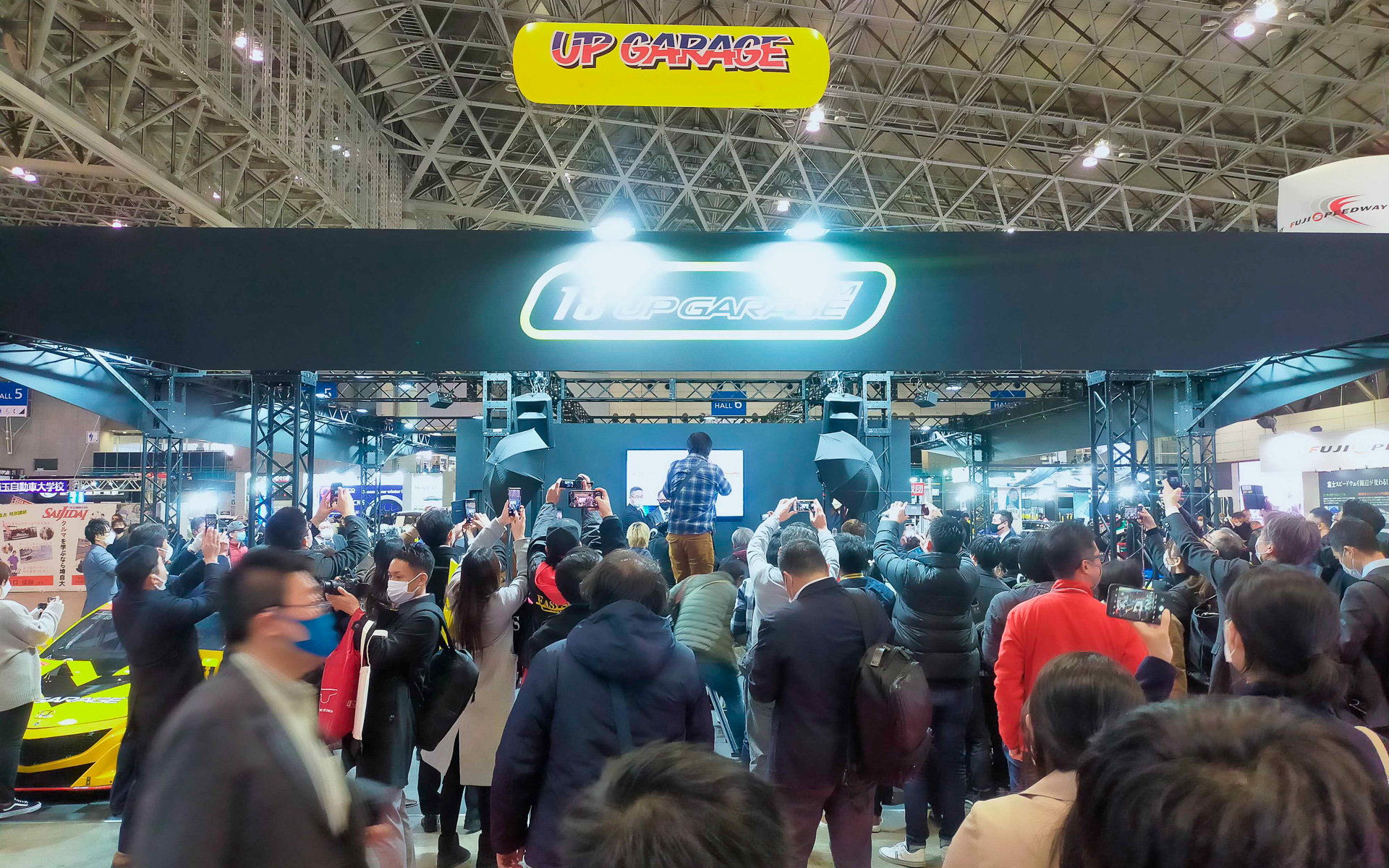 東京オートサロン2022のアップガレージブースにて授賞式が行なわれた