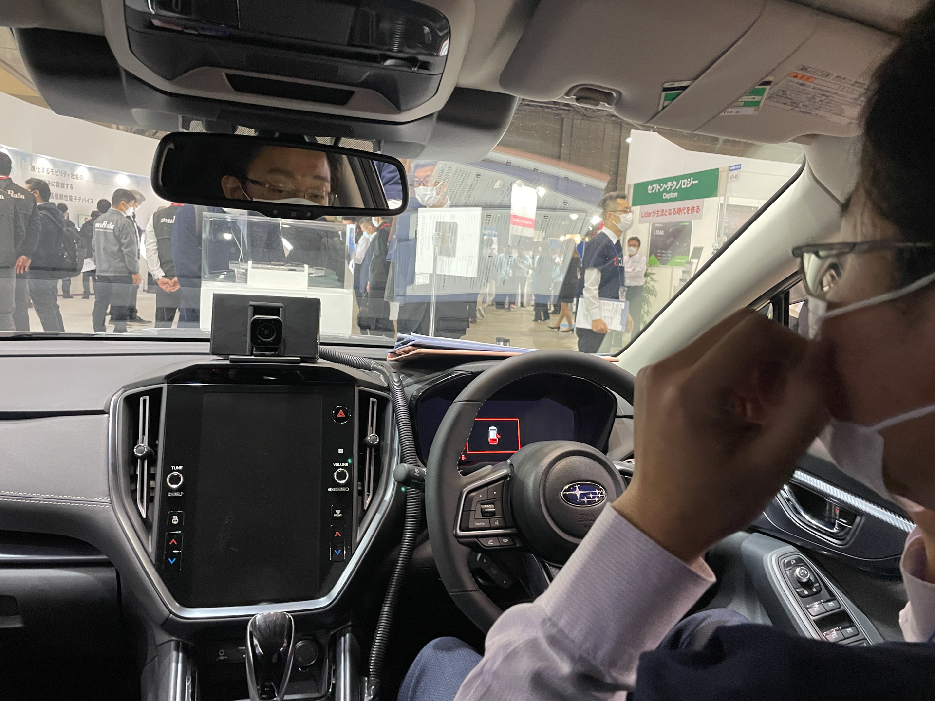 ドライバーの視線までを検知する前席乗員モニタリングシステム