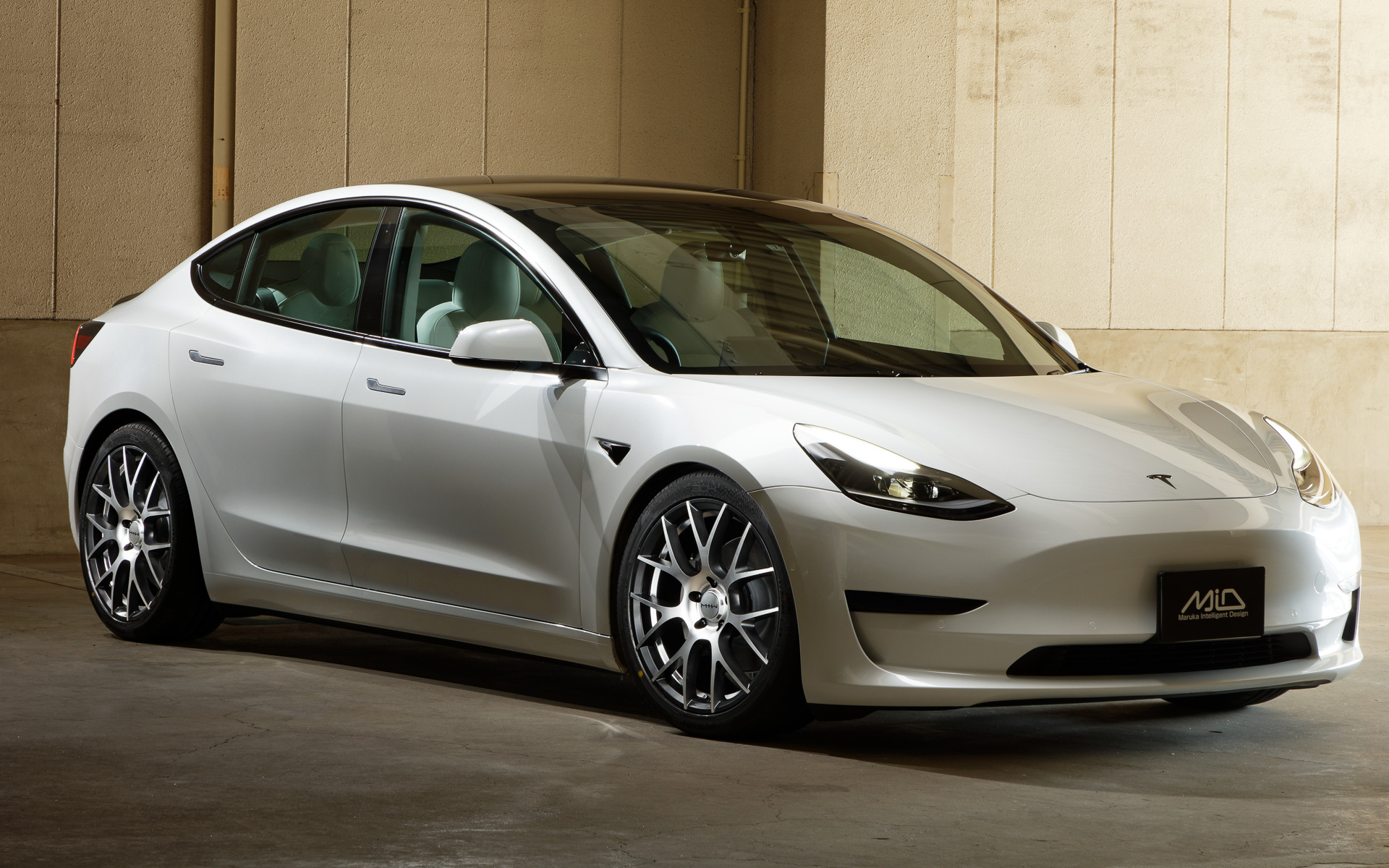 マルカサービスからテスラ「モデル 3」専用ブランド「MTW」が登場した。画像はTW027を装着イメージ