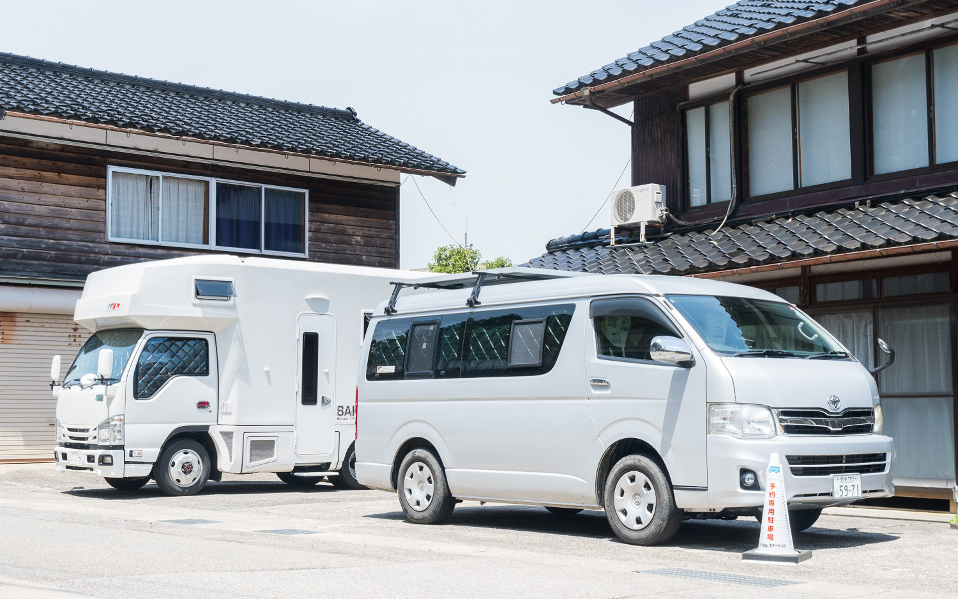 ハイエースなどを改造したクルマやキャンピングカーで快適に生活するのがバンライフ