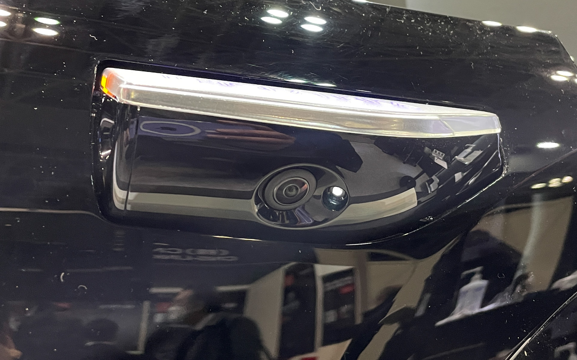 ウインカーや足下照明などの機能も集約している