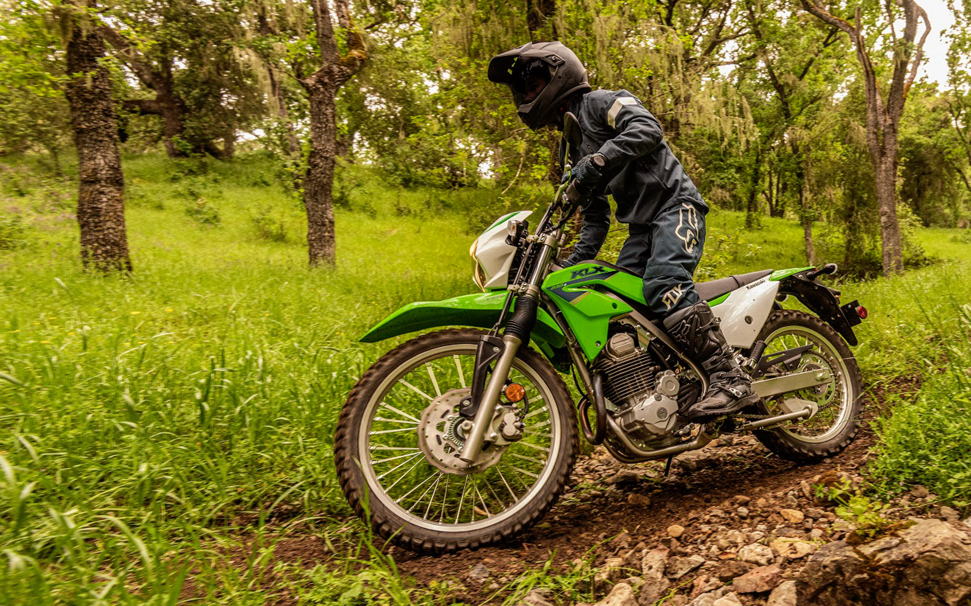 シート高830mmで足つき性を高めた「KLX230 S」