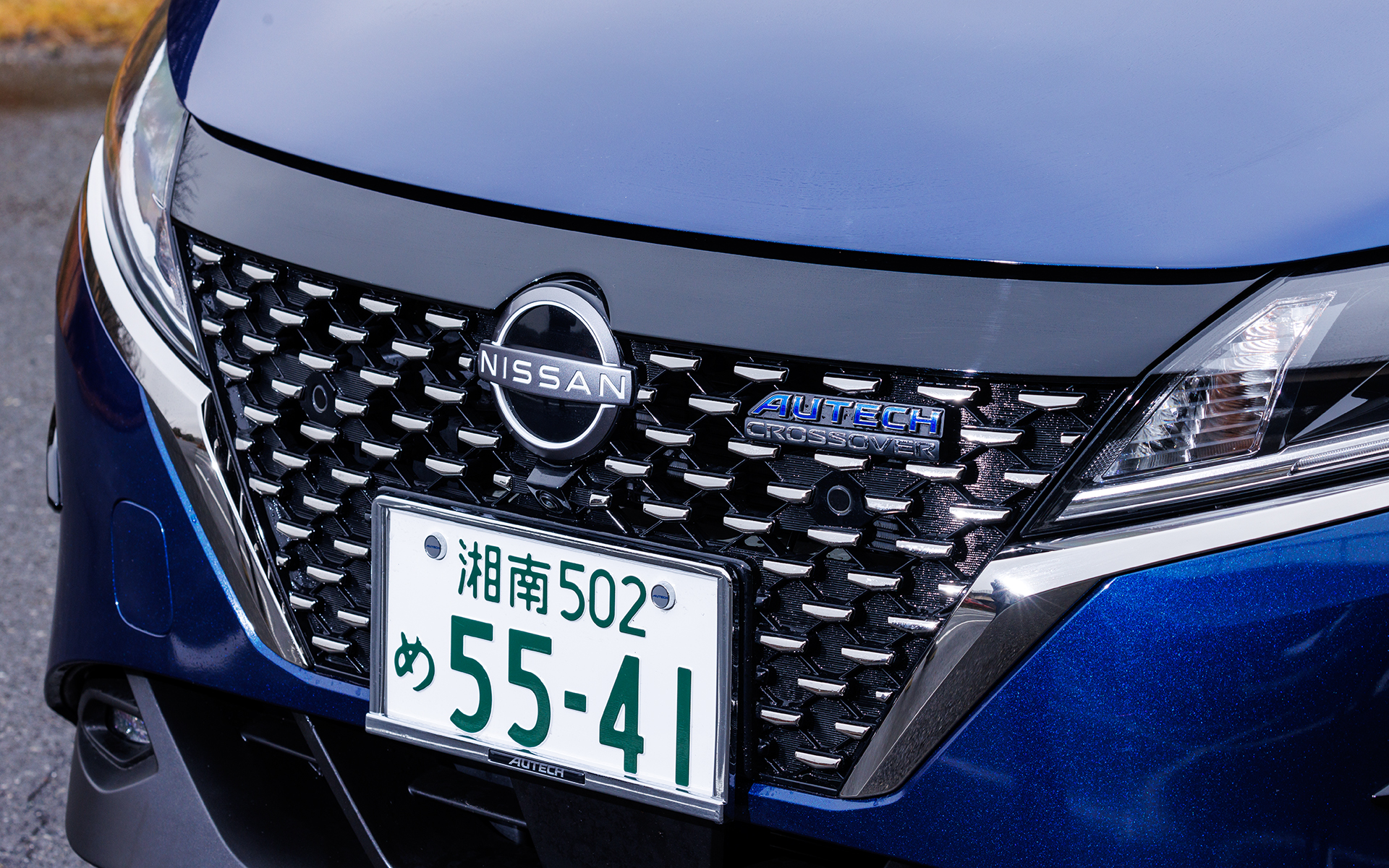 エクステリアではドットパターンのフロントグリルやAUTECH専用のブルーに光るシグネチャーLEDをはじめ、メタル調フィニッシュのドアミラー、サイドシルプロテクター、ホイールアーチガーニッシュ、ルーフモールなどを採用してクロスオーバースタイルを確立。足下は専用16インチホイールをセットしたほか、フロント/リアのショックアブソーバー減衰力の専用化に加え、フロントにはリバウンドスプリングを追加することで標準車と同様に滑らかに乗り越える突起ショックを実現したという