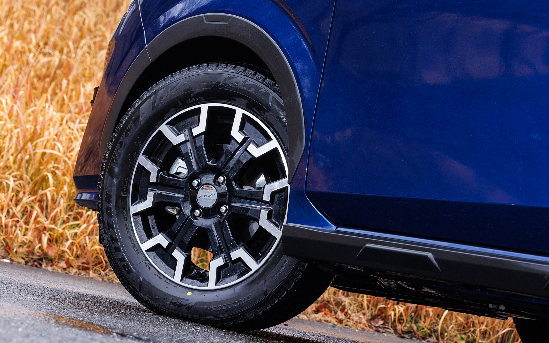 エクステリアではドットパターンのフロントグリルやAUTECH専用のブルーに光るシグネチャーLEDをはじめ、メタル調フィニッシュのドアミラー、サイドシルプロテクター、ホイールアーチガーニッシュ、ルーフモールなどを採用してクロスオーバースタイルを確立。足下は専用16インチホイールをセットしたほか、フロント/リアのショックアブソーバー減衰力の専用化に加え、フロントにはリバウンドスプリングを追加することで標準車と同様に滑らかに乗り越える突起ショックを実現したという