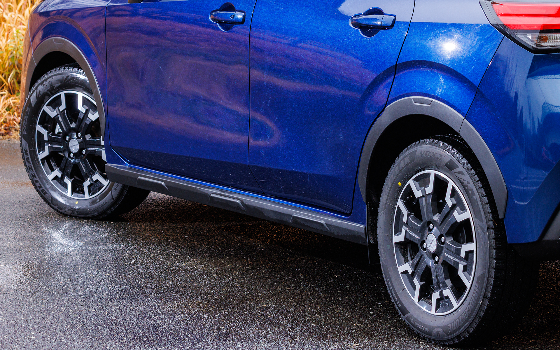 エクステリアではドットパターンのフロントグリルやAUTECH専用のブルーに光るシグネチャーLEDをはじめ、メタル調フィニッシュのドアミラー、サイドシルプロテクター、ホイールアーチガーニッシュ、ルーフモールなどを採用してクロスオーバースタイルを確立。足下は専用16インチホイールをセットしたほか、フロント/リアのショックアブソーバー減衰力の専用化に加え、フロントにはリバウンドスプリングを追加することで標準車と同様に滑らかに乗り越える突起ショックを実現したという