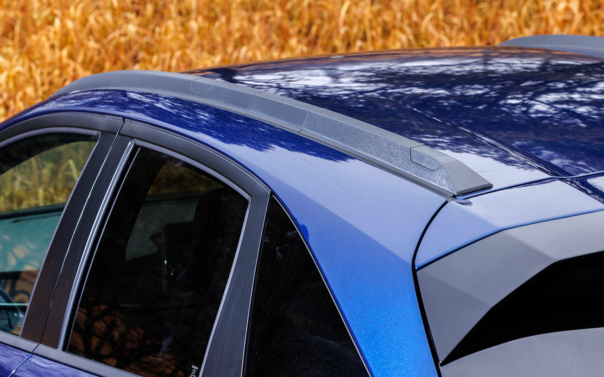 エクステリアではドットパターンのフロントグリルやAUTECH専用のブルーに光るシグネチャーLEDをはじめ、メタル調フィニッシュのドアミラー、サイドシルプロテクター、ホイールアーチガーニッシュ、ルーフモールなどを採用してクロスオーバースタイルを確立。足下は専用16インチホイールをセットしたほか、フロント/リアのショックアブソーバー減衰力の専用化に加え、フロントにはリバウンドスプリングを追加することで標準車と同様に滑らかに乗り越える突起ショックを実現したという