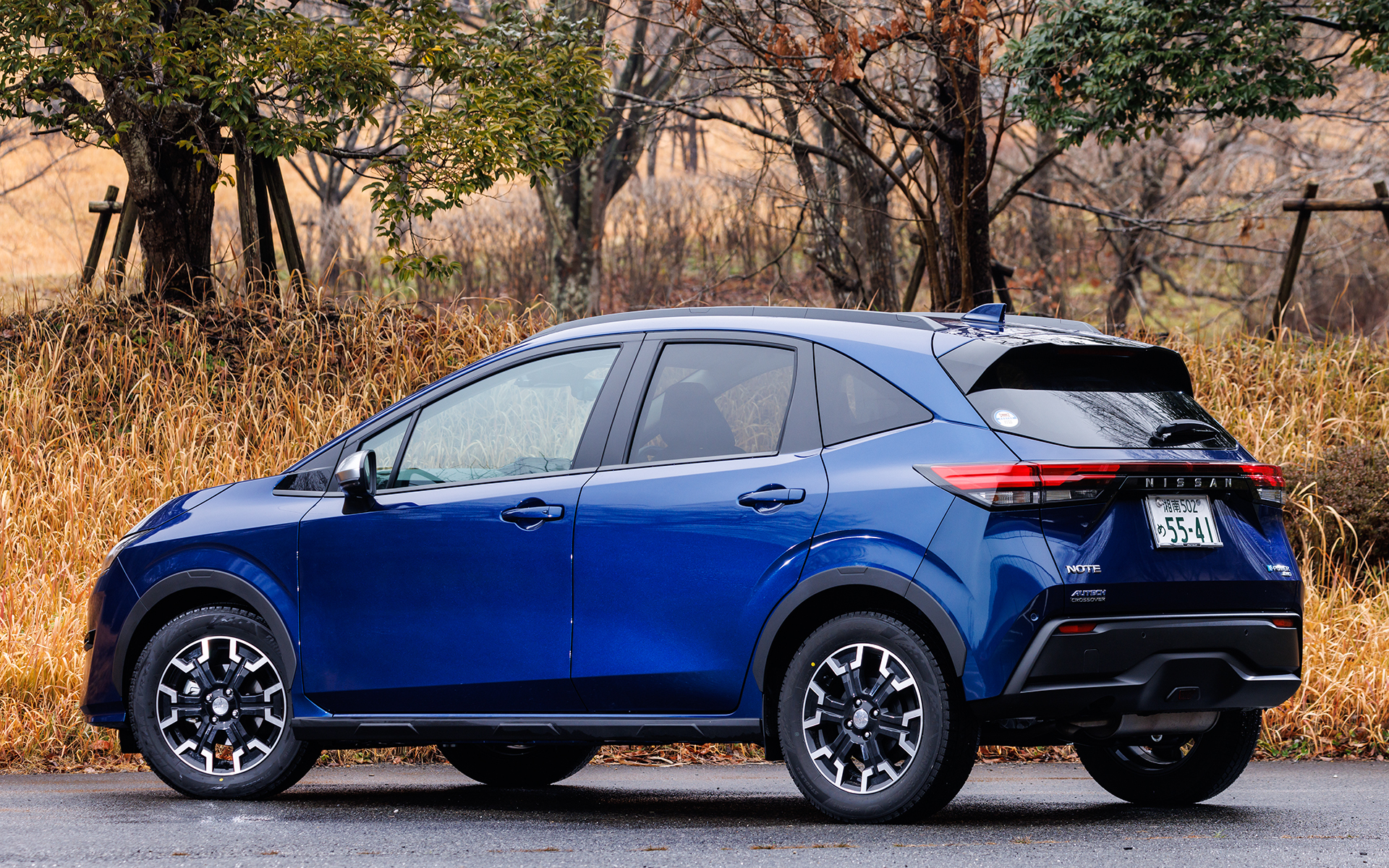 今回の試乗車は2021年10月に発売された「ノート AUTECH クロスオーバー」。グレードは4WDの「X FOUR」（279万6200円）で、ボディサイズは4045×1700×1545mm、ホイールベースは2580mm。ベース車から車高を25mmアップするとともに、最低地上高を150mm（4WD。2WDは145mm）とすることで、キャンプ場までの砂利道やスキー場までの雪道でも安心して走行できるようになっている