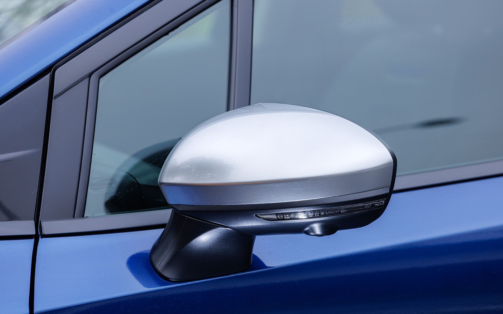 エクステリアではドットパターンのフロントグリルやAUTECH専用のブルーに光るシグネチャーLEDをはじめ、メタル調フィニッシュのドアミラー、サイドシルプロテクター、ホイールアーチガーニッシュ、ルーフモールなどを採用してクロスオーバースタイルを確立。足下は専用16インチホイールをセットしたほか、フロント/リアのショックアブソーバー減衰力の専用化に加え、フロントにはリバウンドスプリングを追加することで標準車と同様に滑らかに乗り越える突起ショックを実現したという