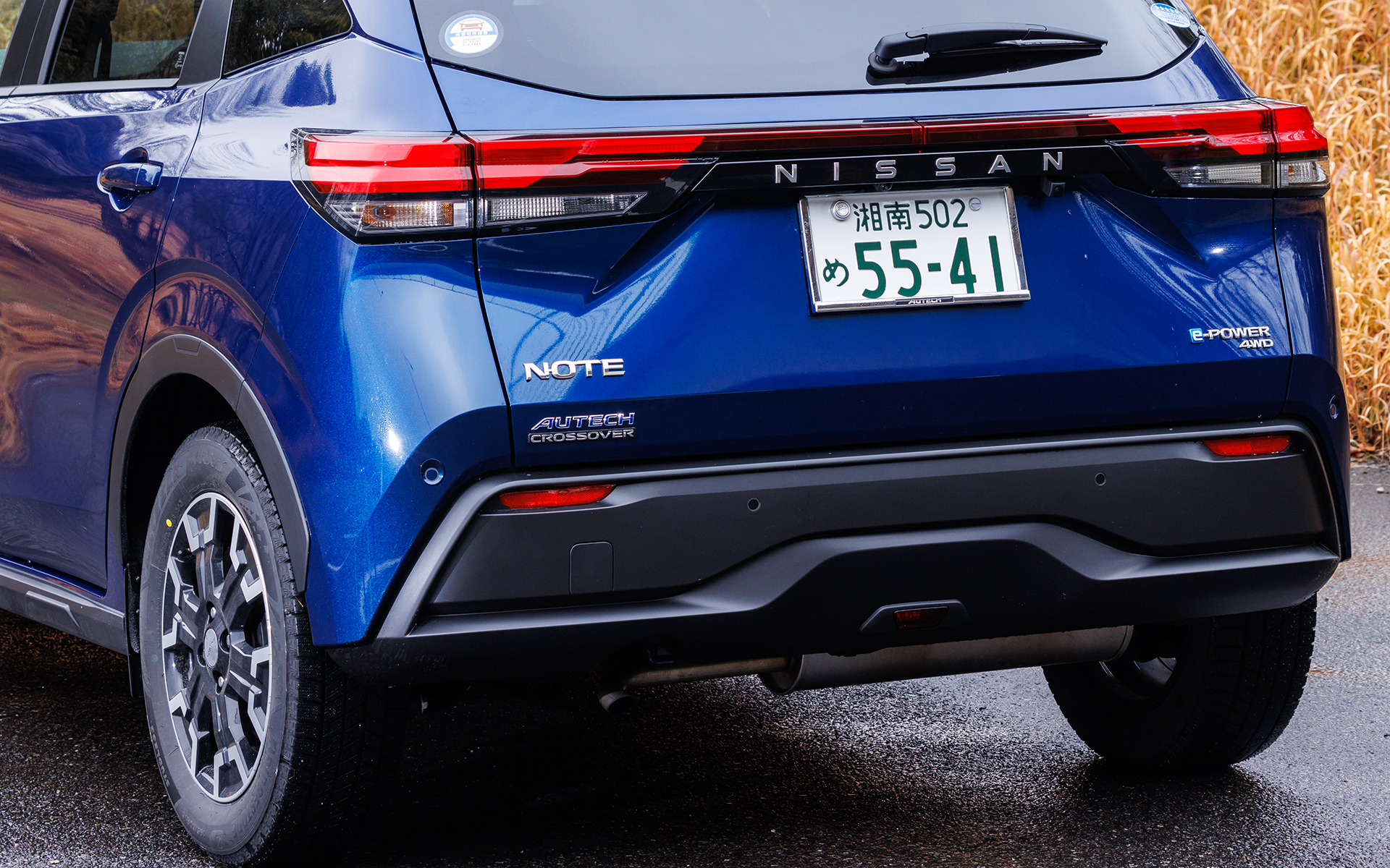 エクステリアではドットパターンのフロントグリルやAUTECH専用のブルーに光るシグネチャーLEDをはじめ、メタル調フィニッシュのドアミラー、サイドシルプロテクター、ホイールアーチガーニッシュ、ルーフモールなどを採用してクロスオーバースタイルを確立。足下は専用16インチホイールをセットしたほか、フロント/リアのショックアブソーバー減衰力の専用化に加え、フロントにはリバウンドスプリングを追加することで標準車と同様に滑らかに乗り越える突起ショックを実現したという