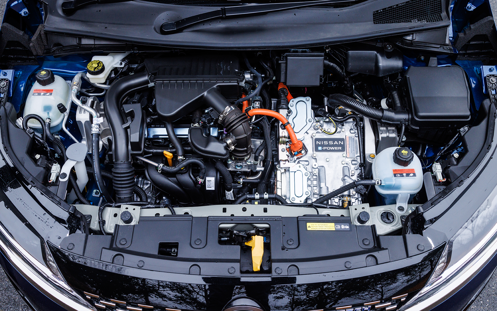 第2世代へと進化を遂げたe-Powerは直列3気筒1.2リッター「HR12DE」型エンジンを利用してモーターで駆動。HR12DEエンジンは最高出力60kW（82PS）/6000rpm、最大トルク103Nm（10.5kgfm）/4800rpmを、「EM47」型フロントモーターは最高出力85kW（116PS）/2900-10341rpm、最大トルク280Nm（28.6kgfm）/0-2900rpmを、「MM48」型リアモーターは最高出力50kW（68PS）/4775-10024rpm、最大トルク100Nm（10.2kgfm）/0-4775rpmをそれぞれ発生