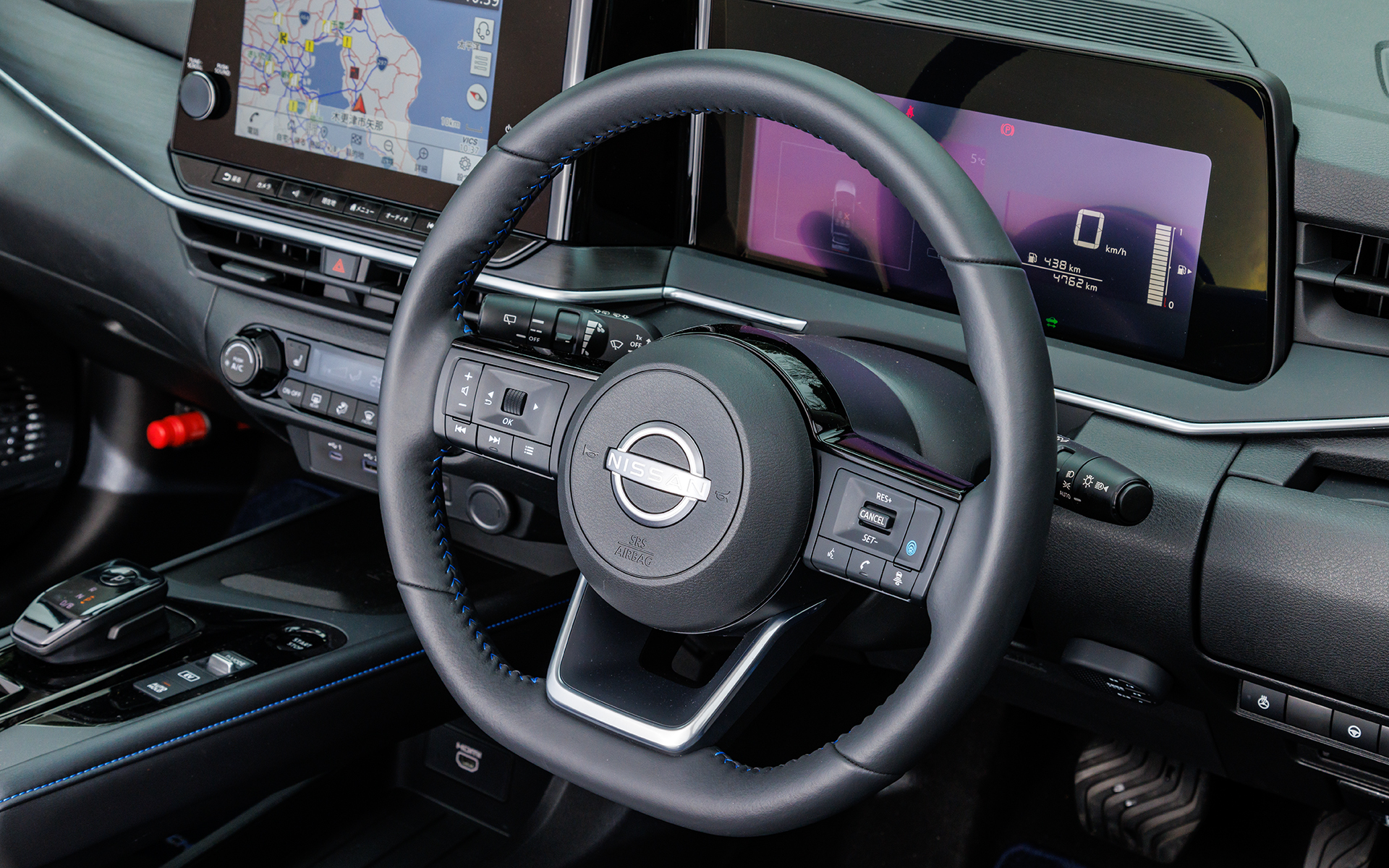 インテリアは全体をブラック基調でまとめつつ、柔らかな手触りが特徴のレザレットシート地や、鮮やかな木目が特徴的な高級材、紫檀（シタン）の柄のインストルメントパネルを採用