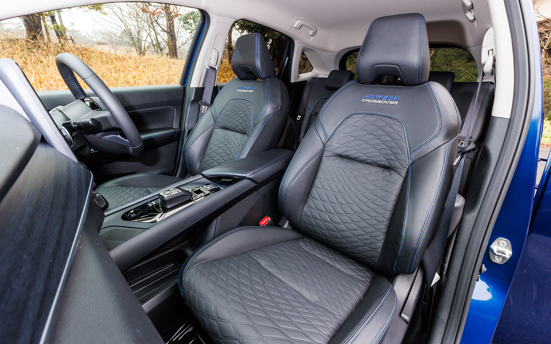 インテリアは全体をブラック基調でまとめつつ、柔らかな手触りが特徴のレザレットシート地や、鮮やかな木目が特徴的な高級材、紫檀（シタン）の柄のインストルメントパネルを採用