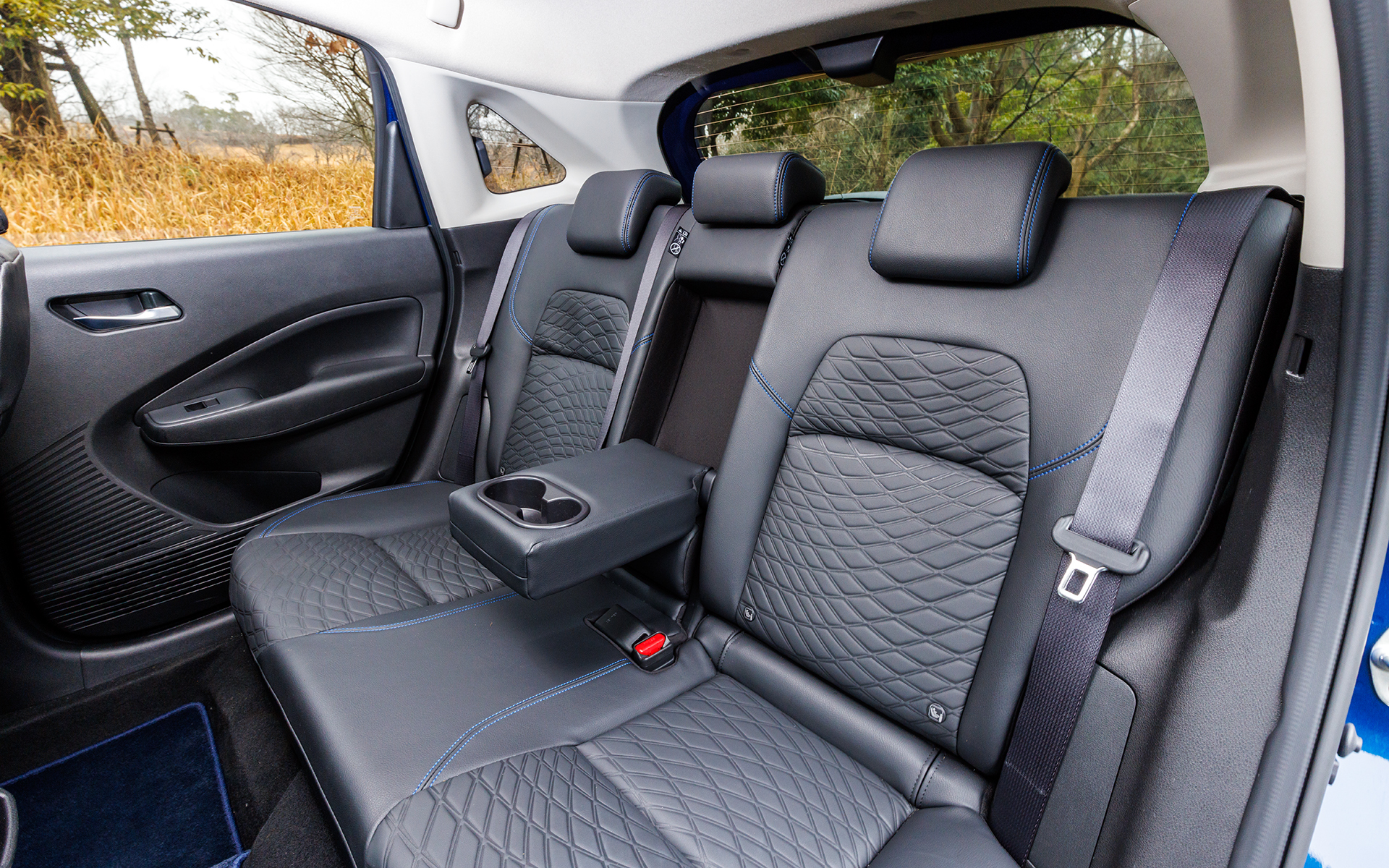 インテリアは全体をブラック基調でまとめつつ、柔らかな手触りが特徴のレザレットシート地や、鮮やかな木目が特徴的な高級材、紫檀（シタン）の柄のインストルメントパネルを採用