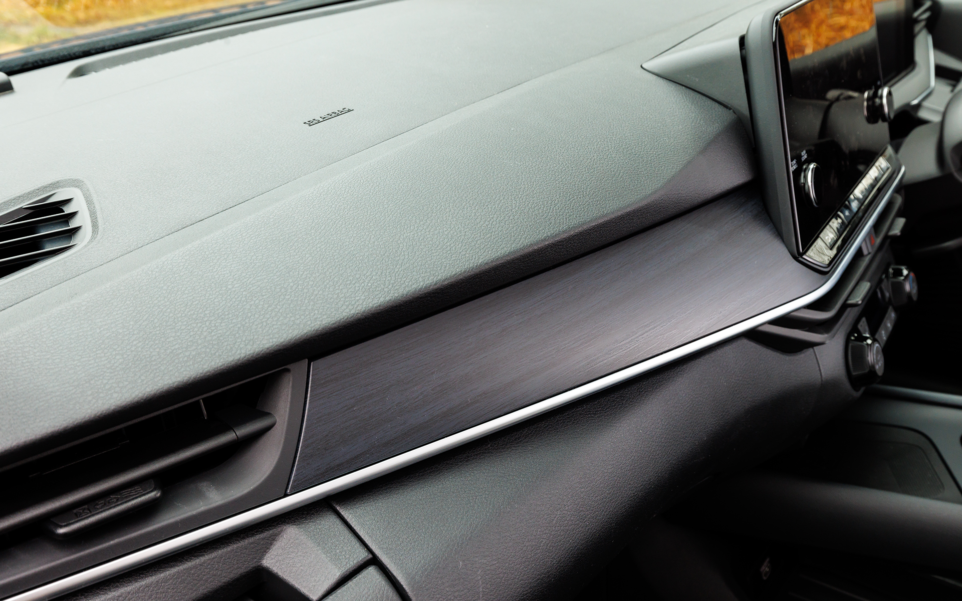 インテリアは全体をブラック基調でまとめつつ、柔らかな手触りが特徴のレザレットシート地や、鮮やかな木目が特徴的な高級材、紫檀（シタン）の柄のインストルメントパネルを採用