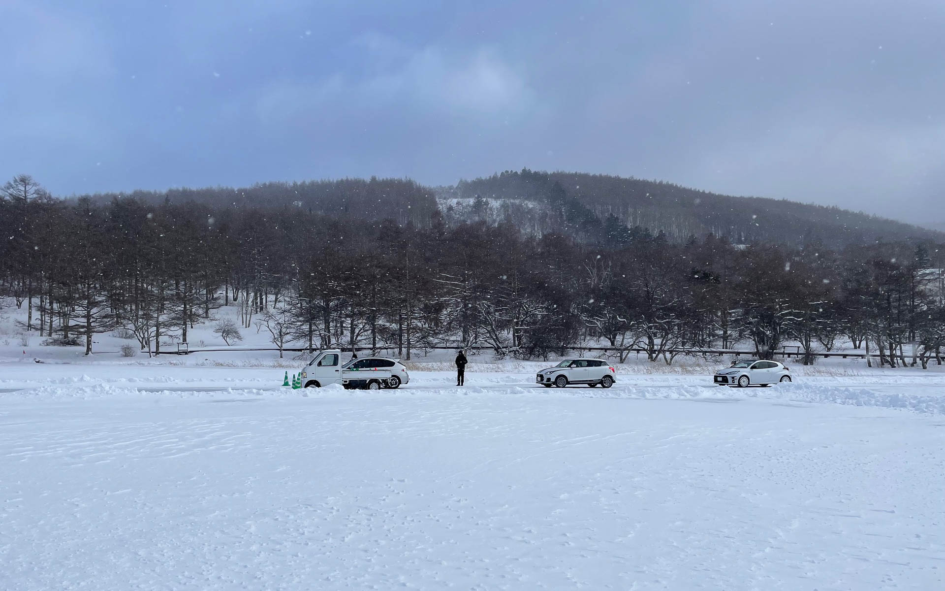 スタッフの誘導で湖上のコースに進みます。先頭の軽トラは緊急用車両、というかイントラが乗ってきました