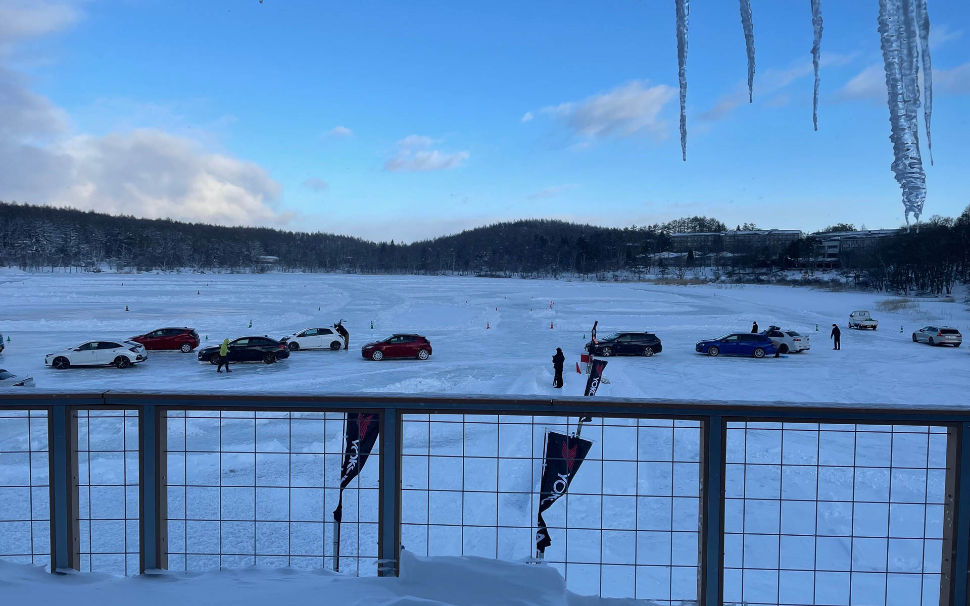 朝の女神湖センターからのコースの光景。見ているだけで凍えそうな湖上ですが、ブリーフィングも行なわれました
