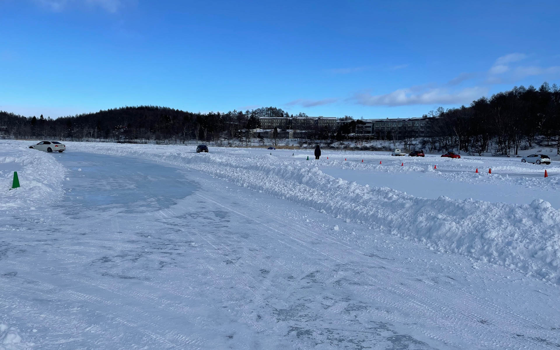 コースの青い部分は完全に要注意。それぞれ任意のコースに入って持ち時間内でインストラクター付きで思い思いに練習します