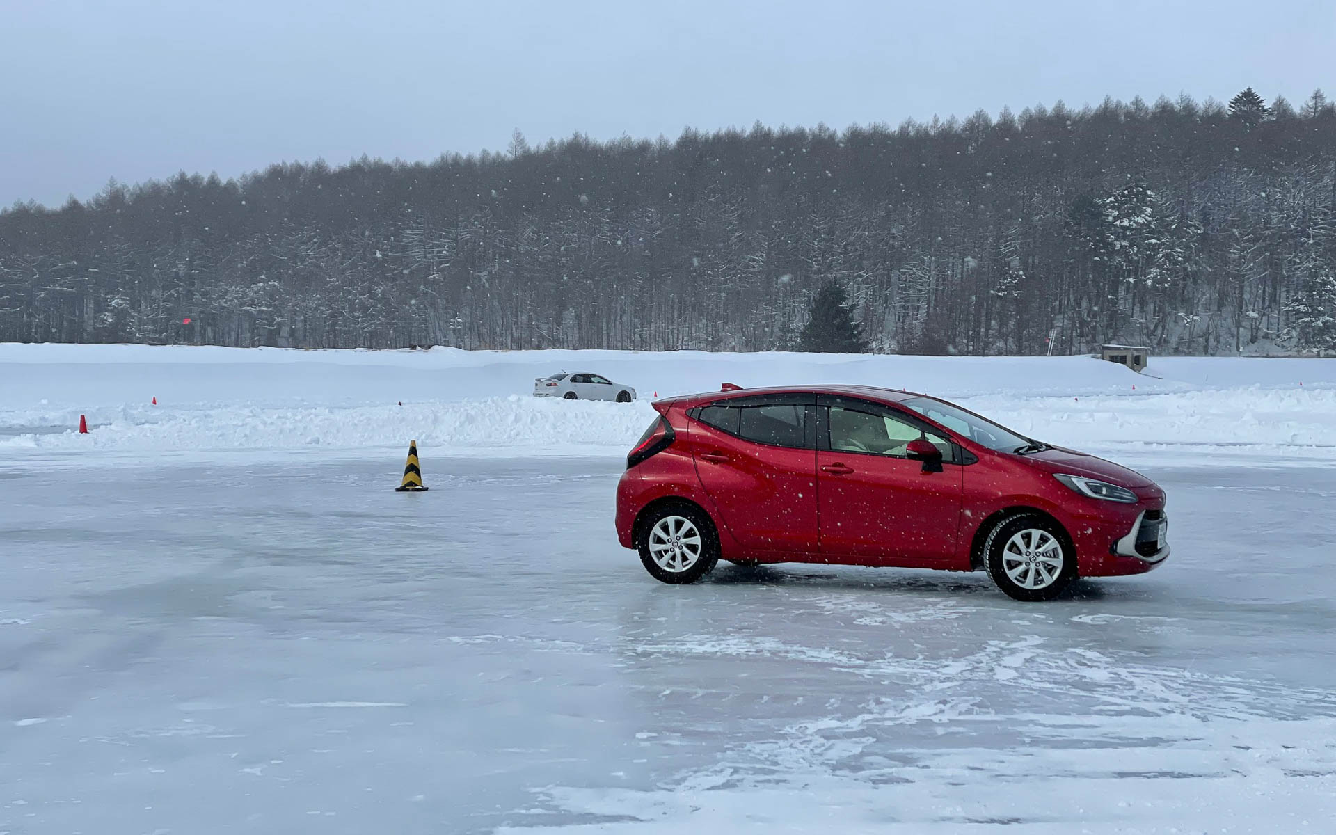 新型アクア E-Fourも登場。スタンバイ4WDでフロントのアンダーが出そうになりながらバランスとって曲げてました