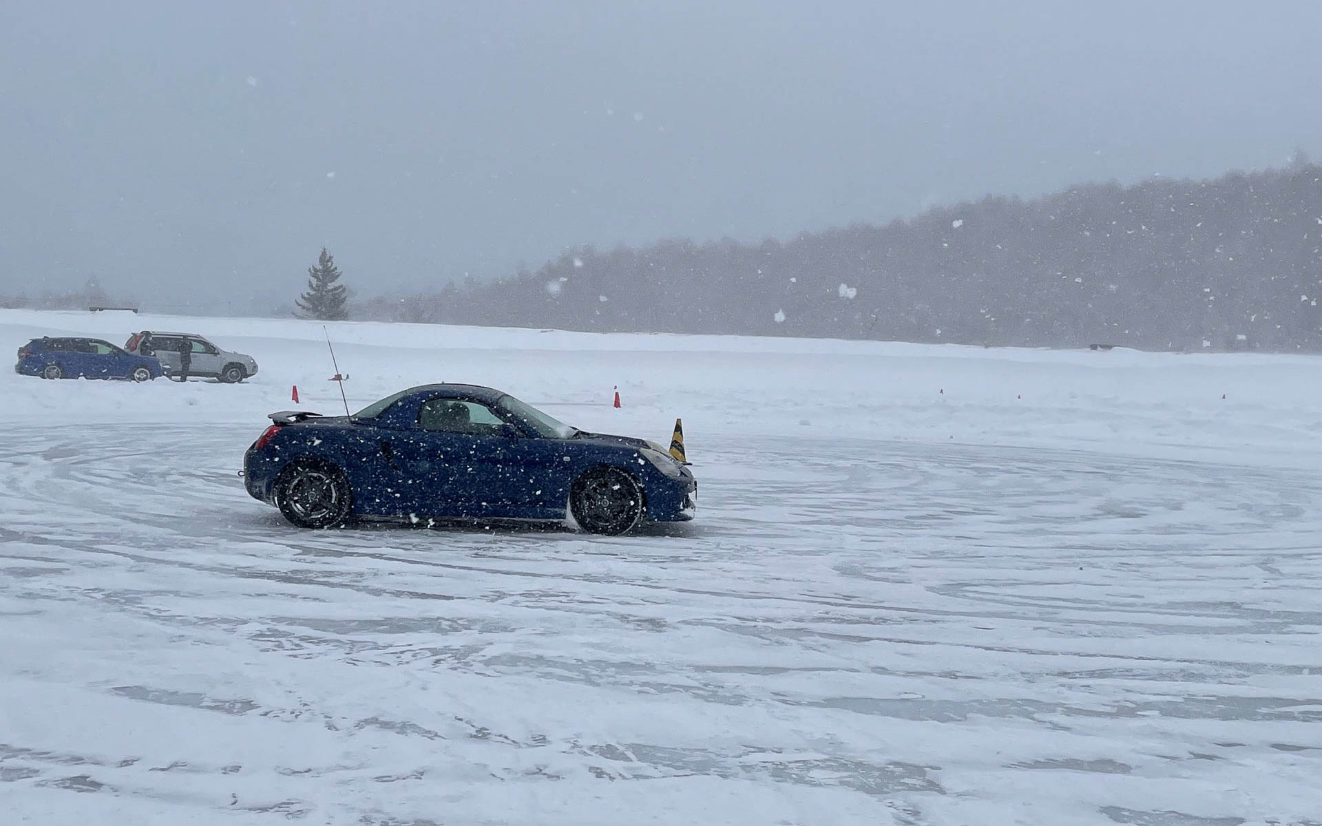 ミッドシップのMR-Sも円旋回を巧みに回っています。アクセルワークがうまい！