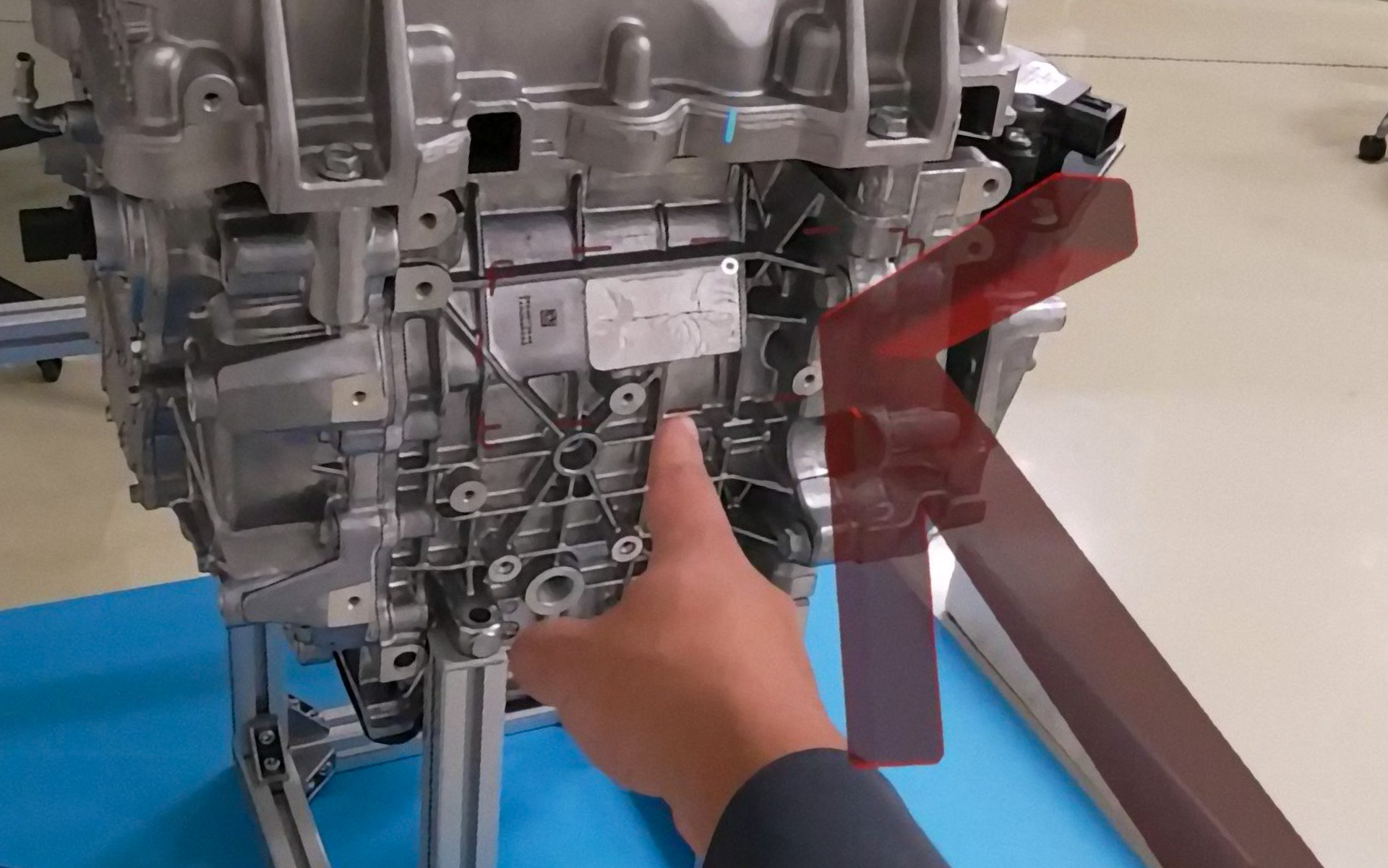 IOSSに表示されるガイダンスに従いながら、現実世界にあるモーターの目視検査を行なっていけるようにした