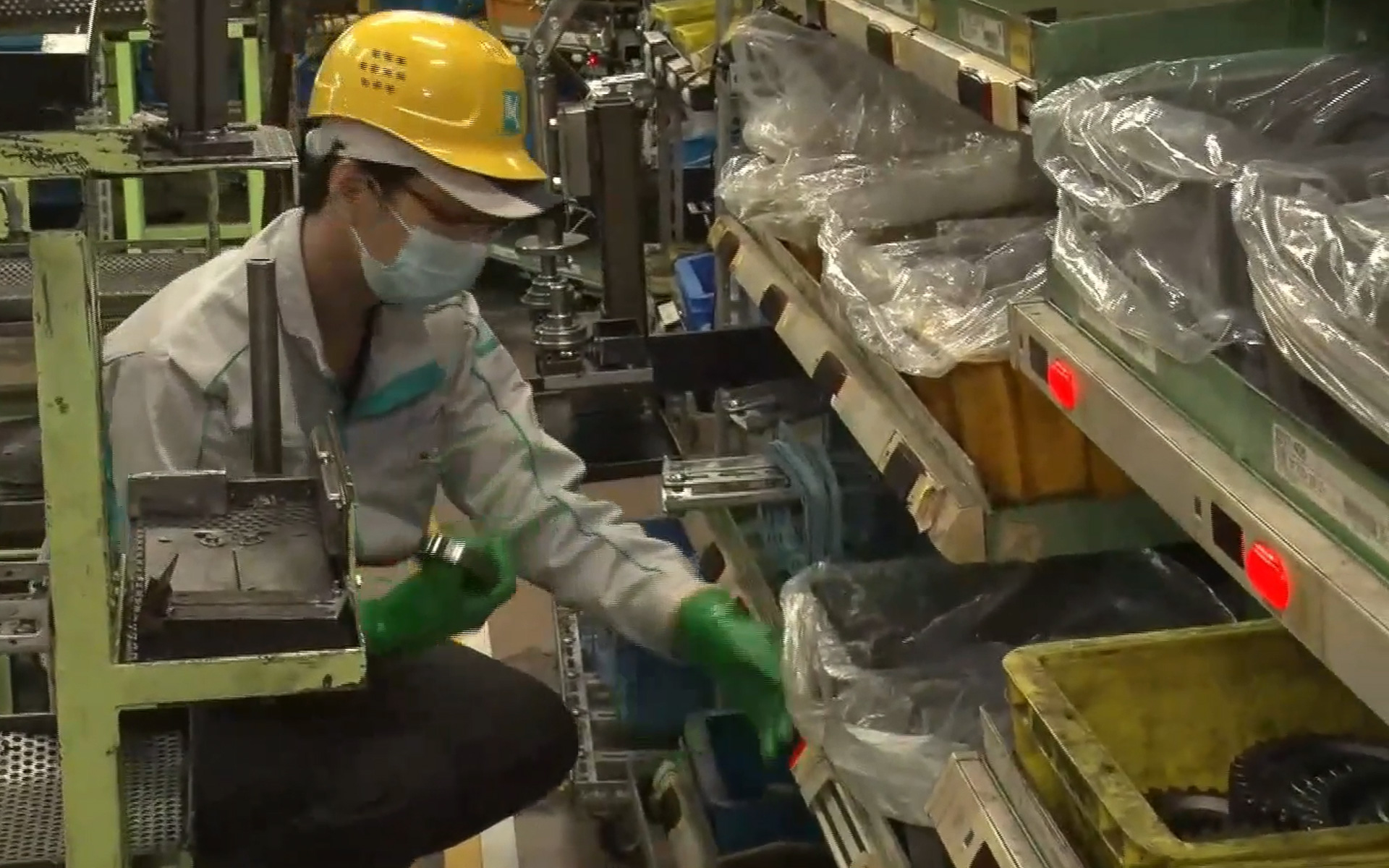 ランプがついた棚から部品をピッキングする