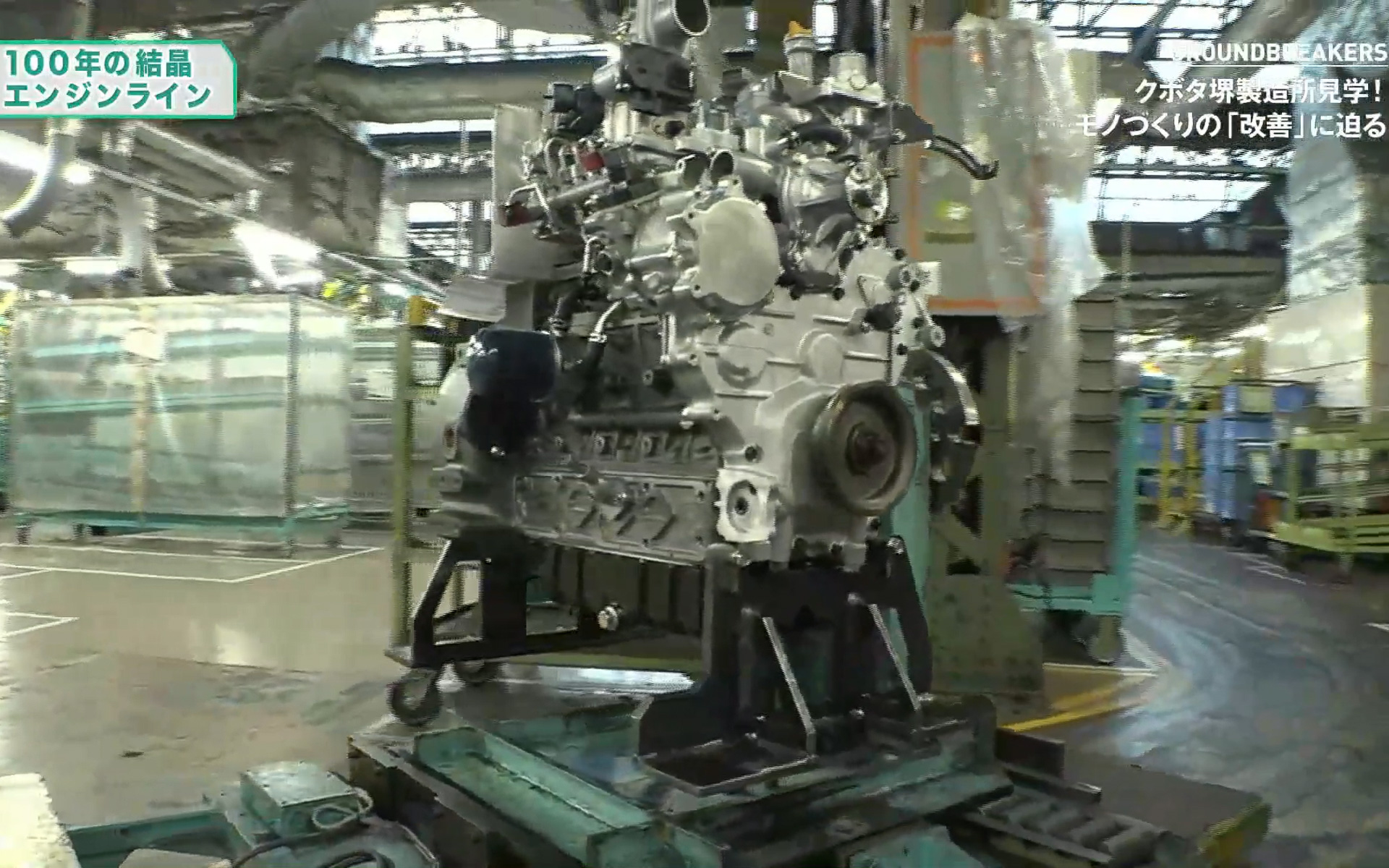 完成したエンジンは無人搬送車で運ばれる