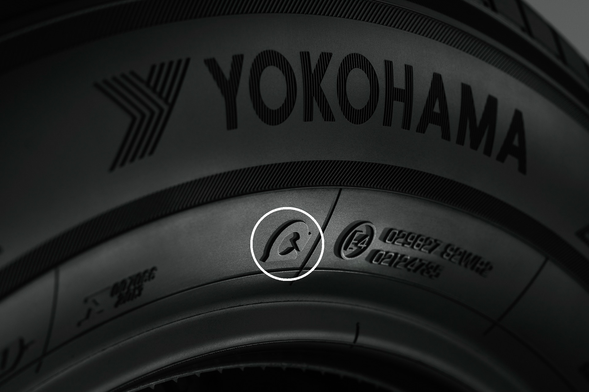 BluEarth-XT AE61 Z・P・Sに刻印されているEMT規格のマーク