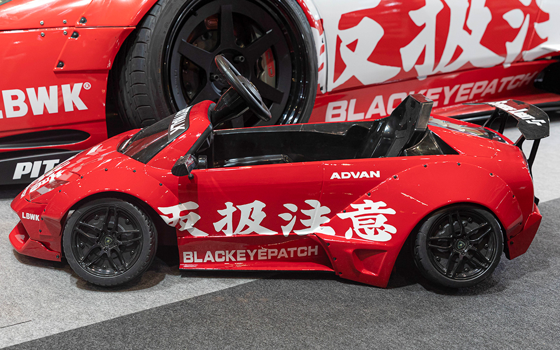 チャリティー出品の「LB Kids Car Special ver.」。オーバフェンダー、シャコタンといった改造が施された、子供用ランボルギーニ。子供たちが楽しく遊べるクルマ好き育成マシン