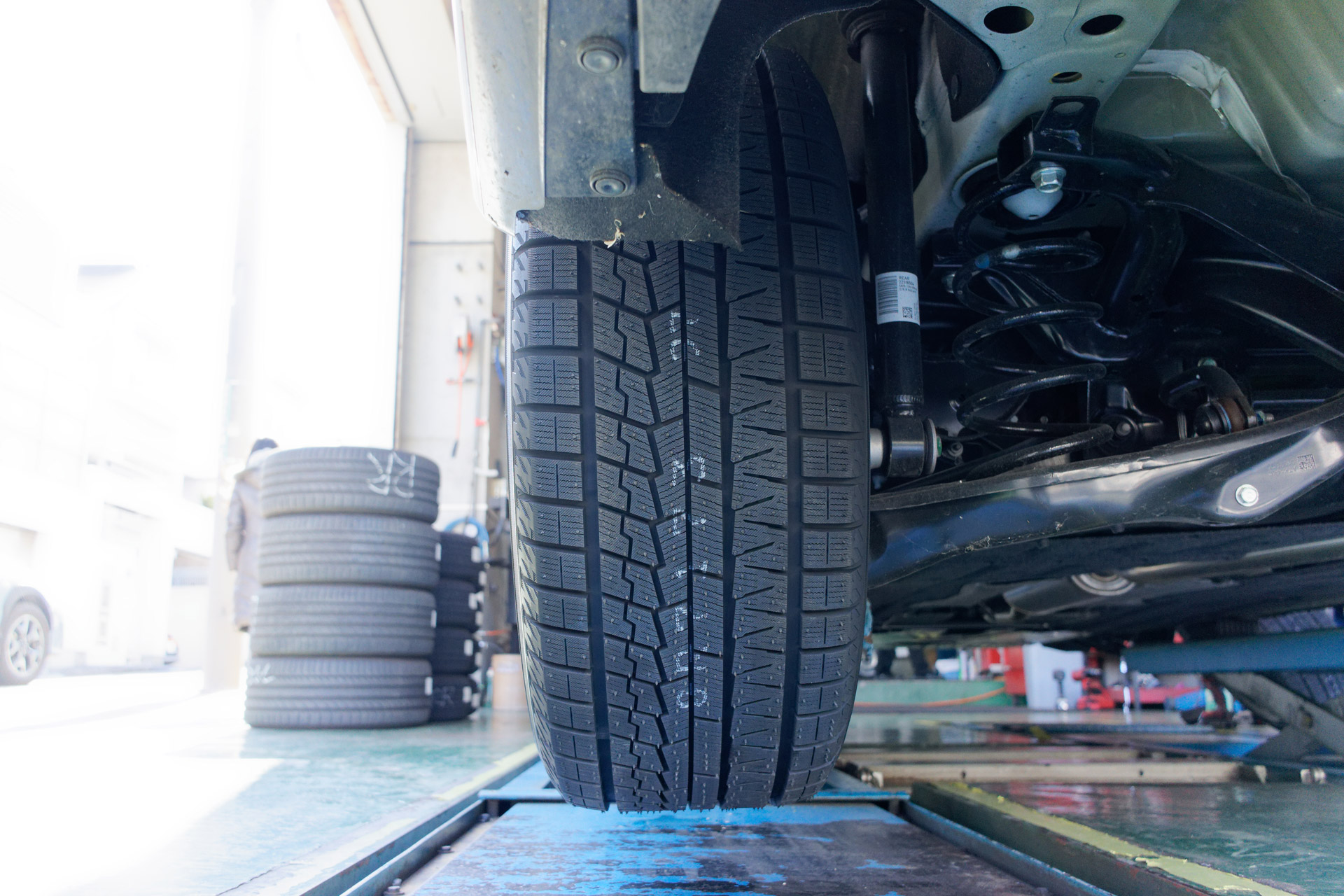 サマータイヤから横浜ゴムの「アイスガード7」に交換して氷上走行に臨む