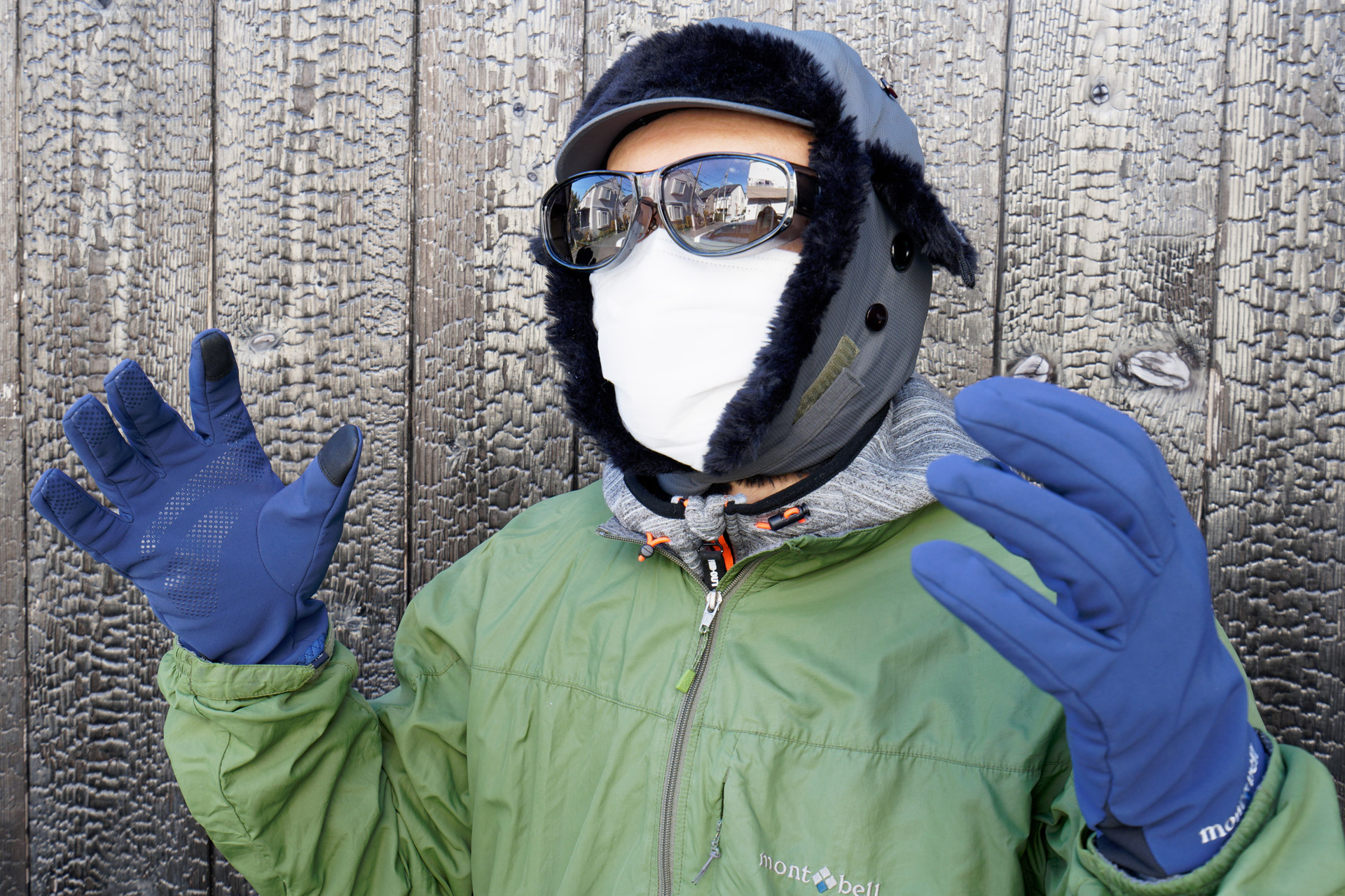 筆者の当日の装備を再現。サングラスは照り返しの強い晴天時には必要そうだが、今回の雪が舞うような天候だとなくても大丈夫