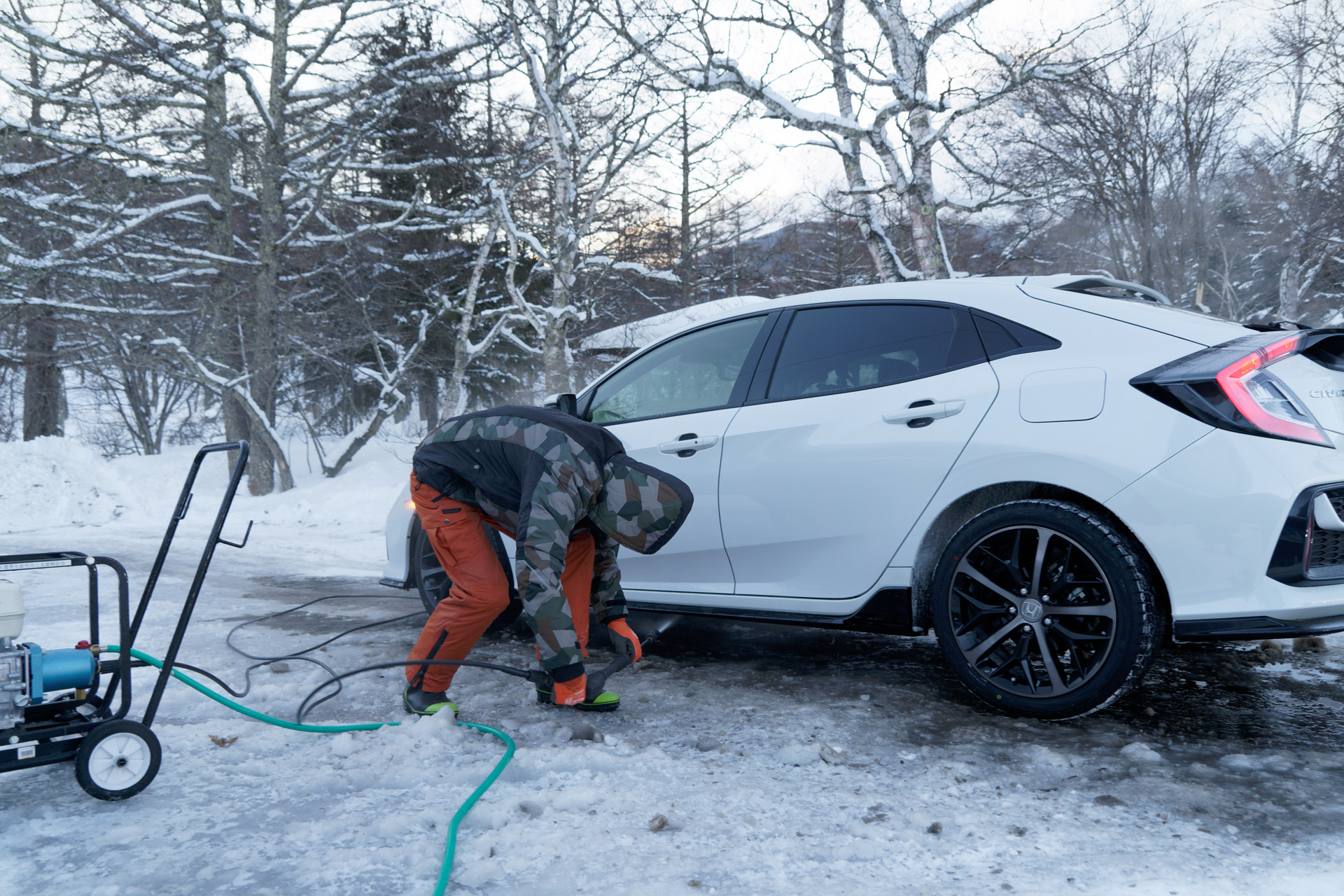 湖面に降りる前に、ボディ下まわりをスチーム洗浄してもらう