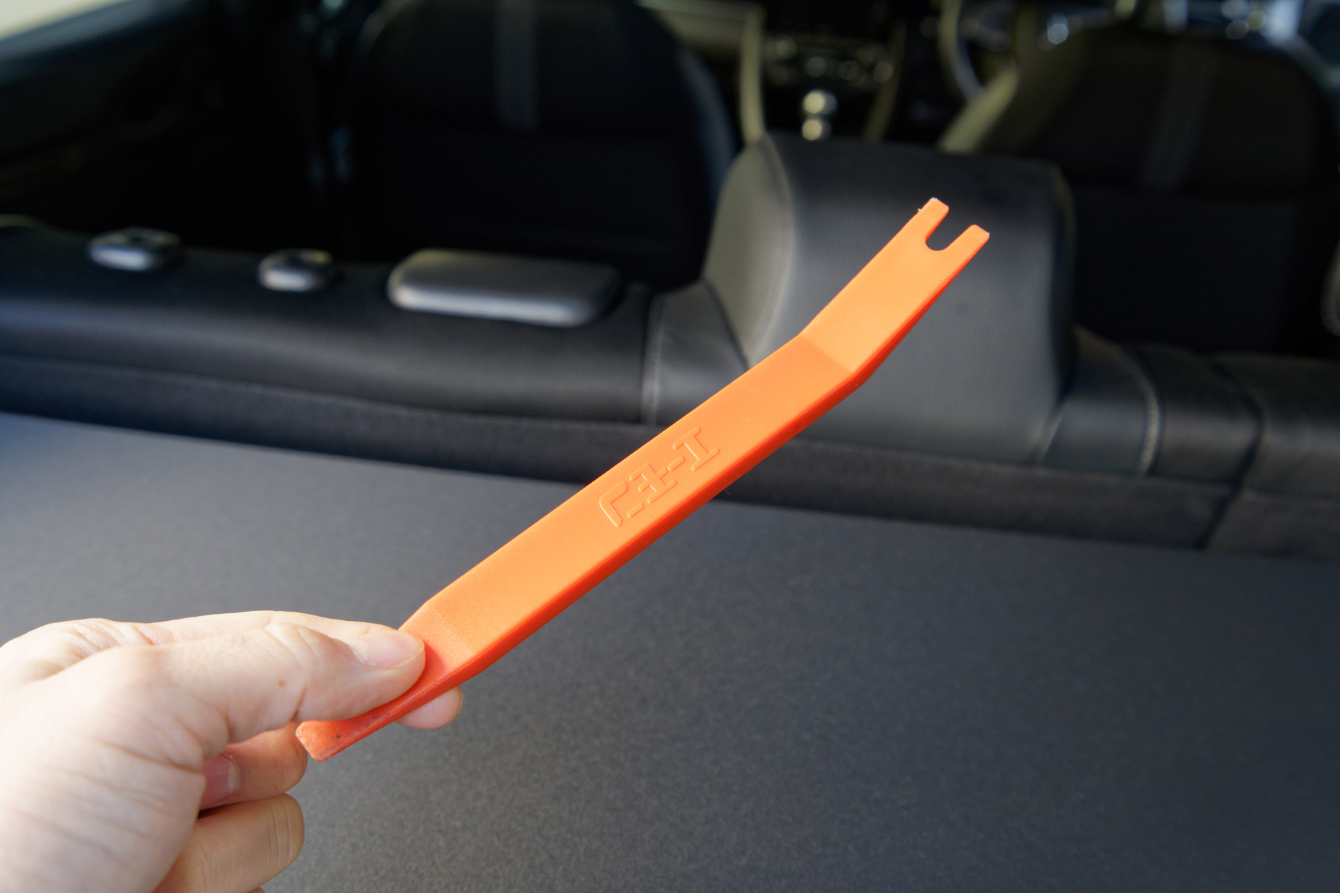 内外装のパネルなどを取り外すのに役立つレバー状のツール